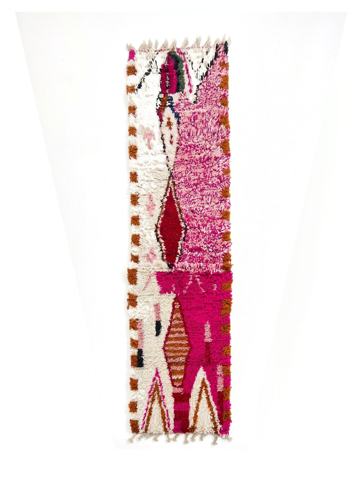 Tapis de couloir berbère style Boujad rose fuchsia Anoura vu à plat, couloir à poil long, moitié gauche écrue, franges écrues