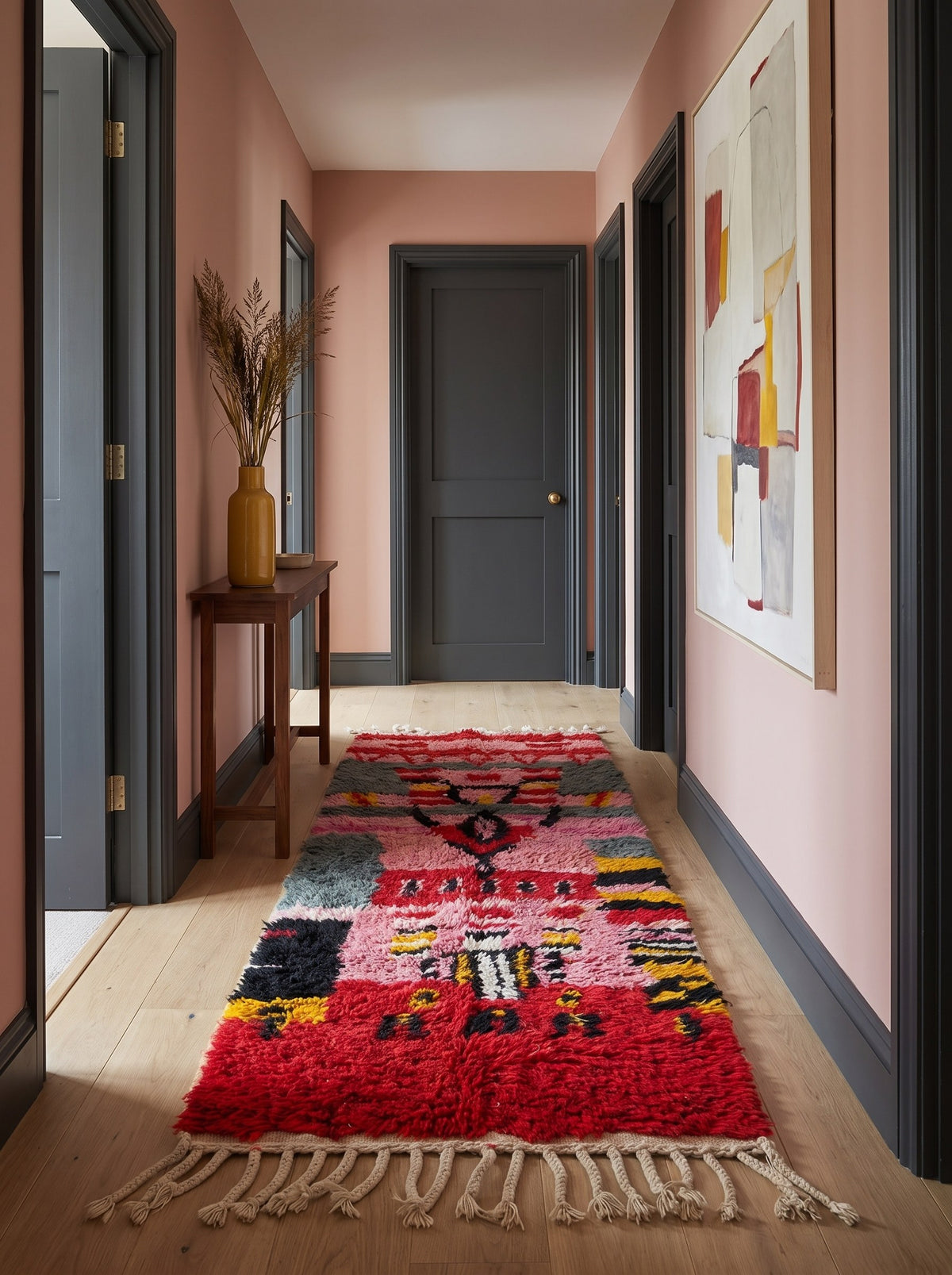 Tapis de couloir berbère style Boujad rouge et rose Rassira dans un troisième couloir, noué main au Maroc