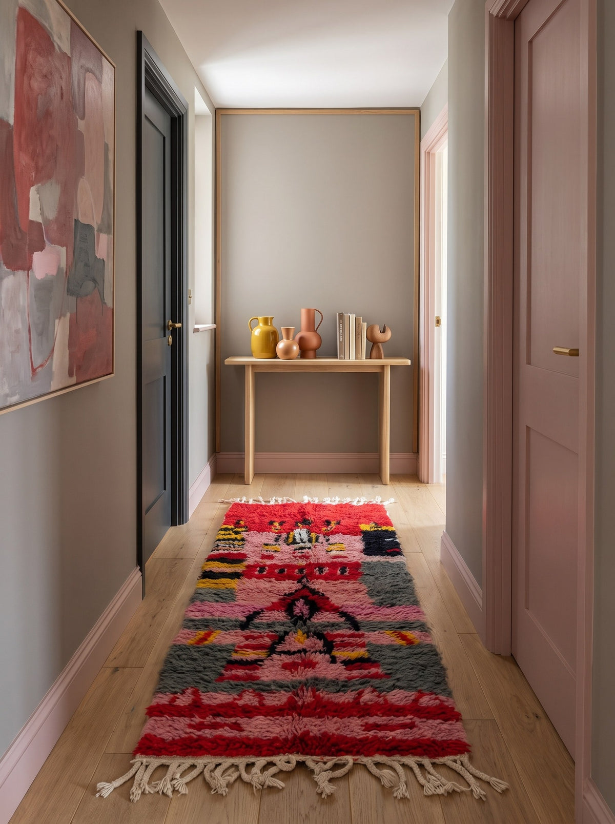 Tapis de couloir berbère style Boujad rouge et rose Rassira dans un couloir, noué main au Maroc