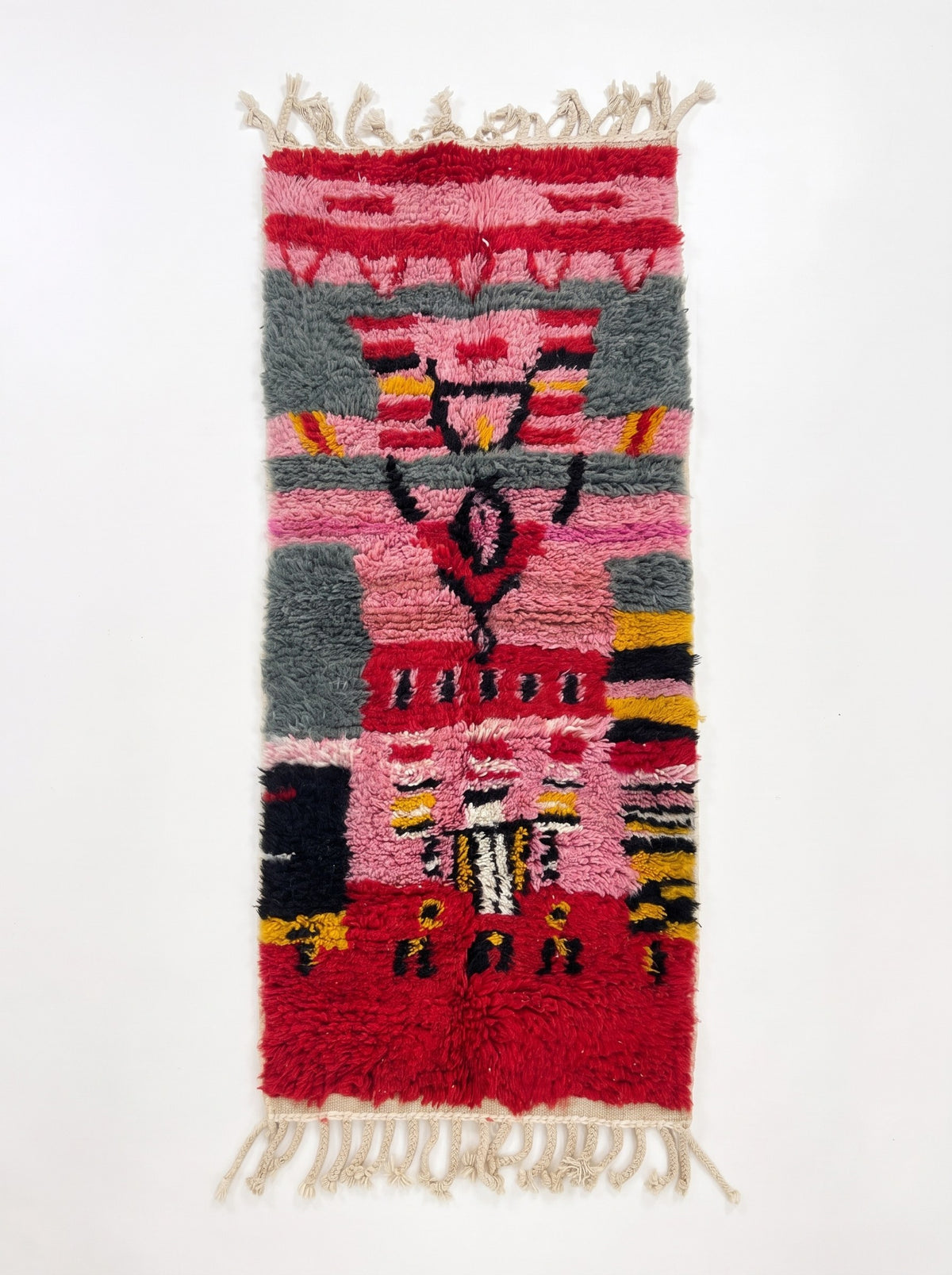 Tapis de couloir berbère style Boujad rouge et rose Rassira vu à plat, couloir à poil long, bout rouge à symboles noirs