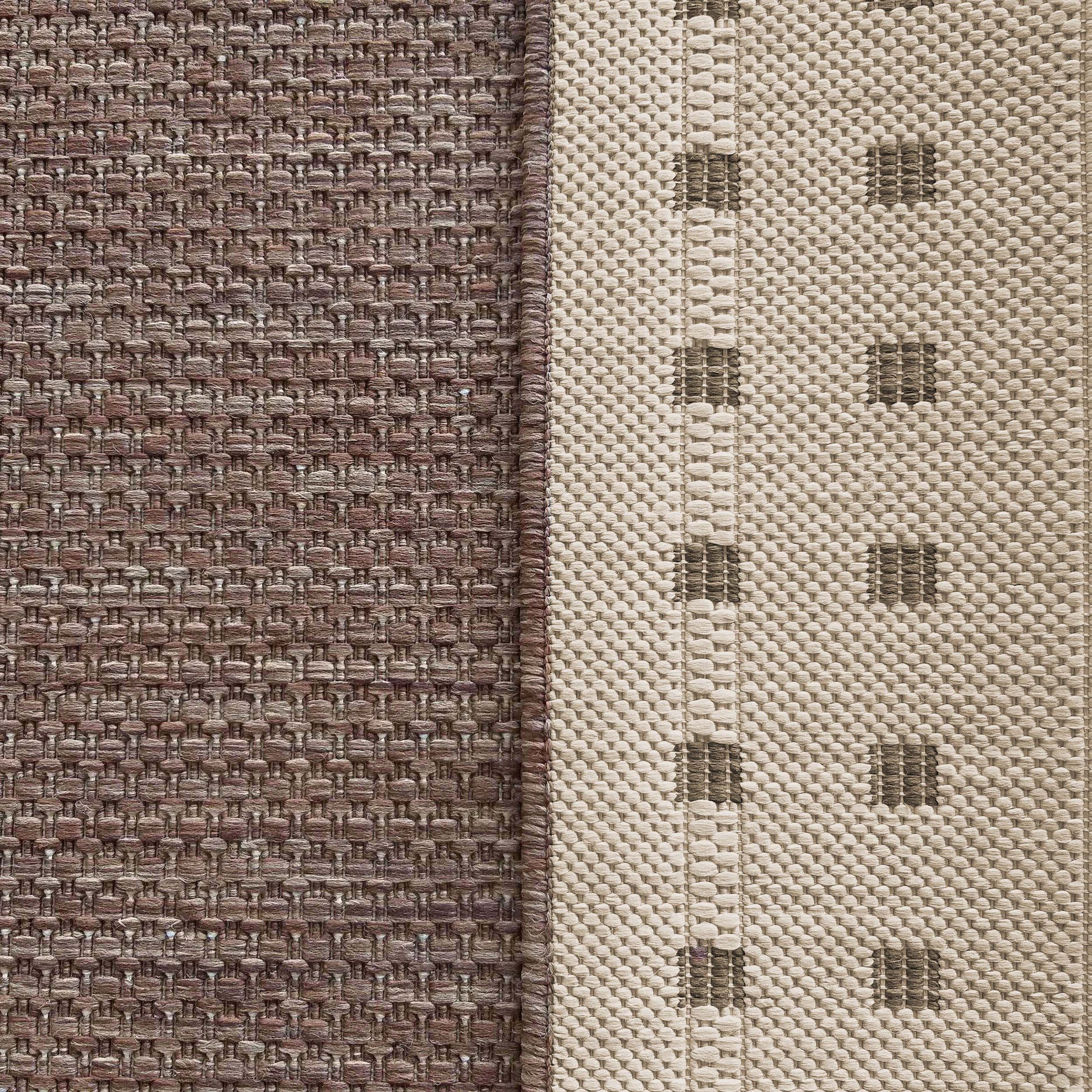Tapis au tissage texturé marron-rougeâtre et beige, présentant des motifs de blocs foncés