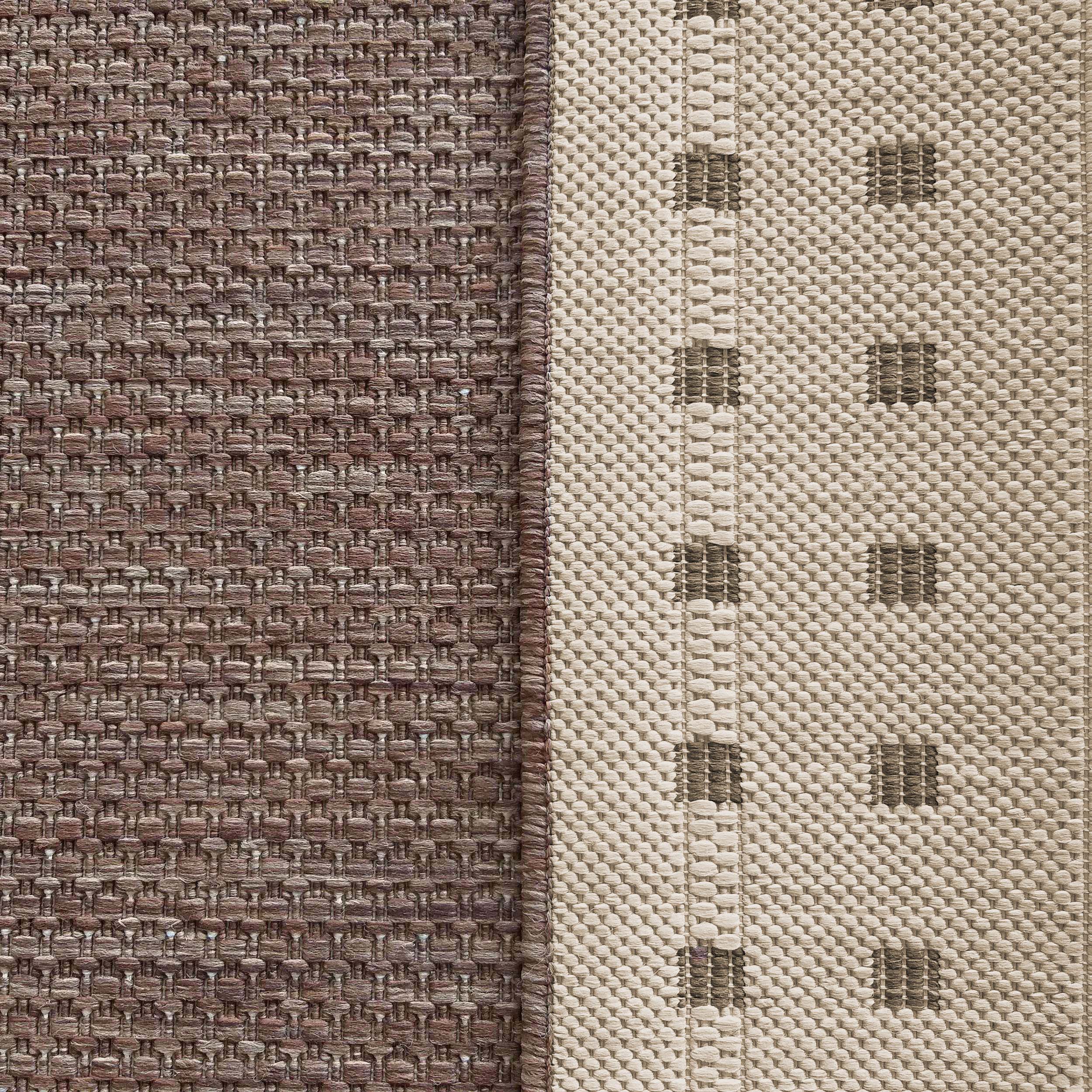 Tapis au tissage texturé marron-rougeâtre et beige, présentant des motifs de blocs foncés