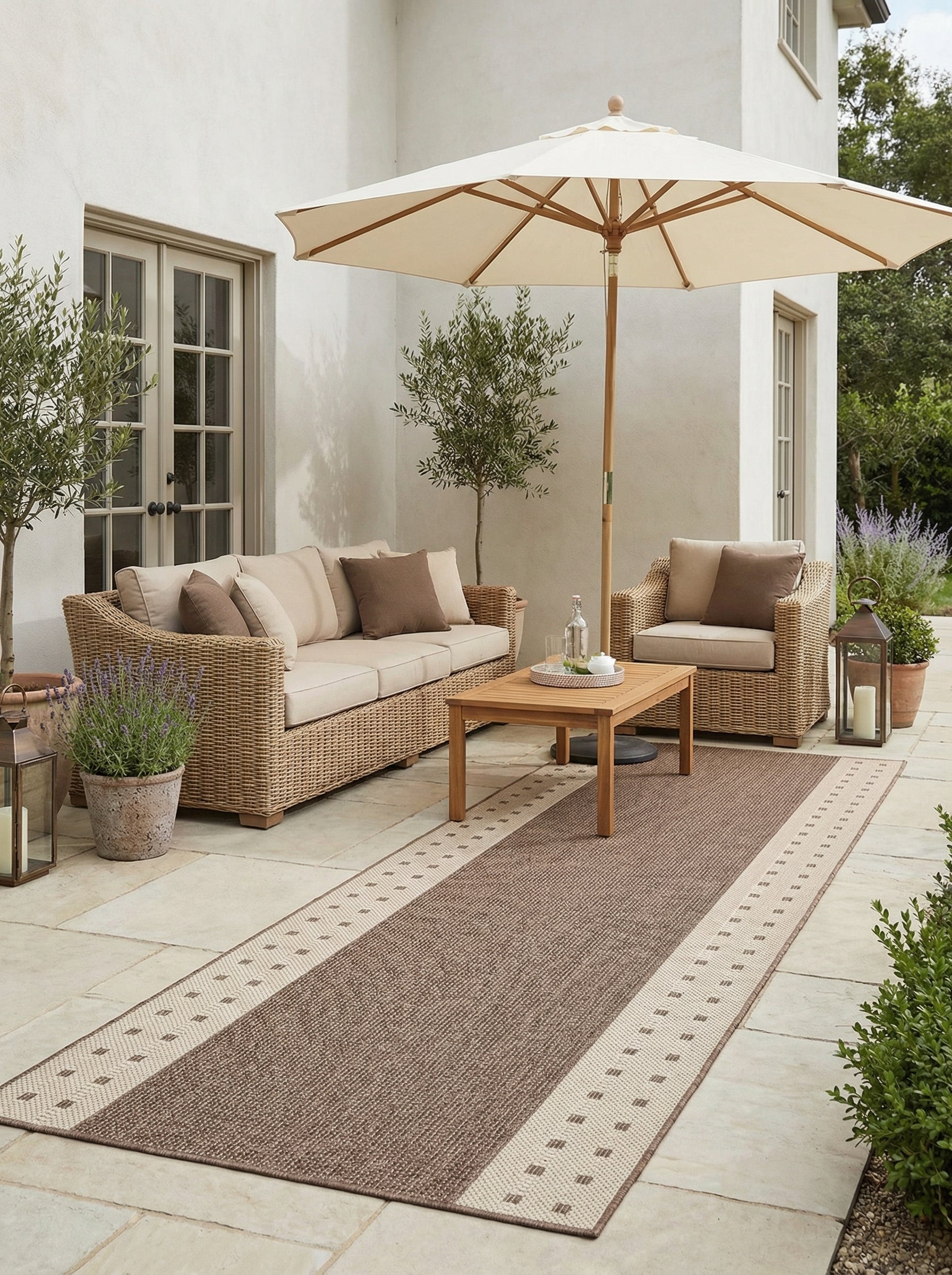 Tapis coureur tissé marron-taupe à bordures beiges claires et motifs carrés foncés, sur une terrasse aménagée