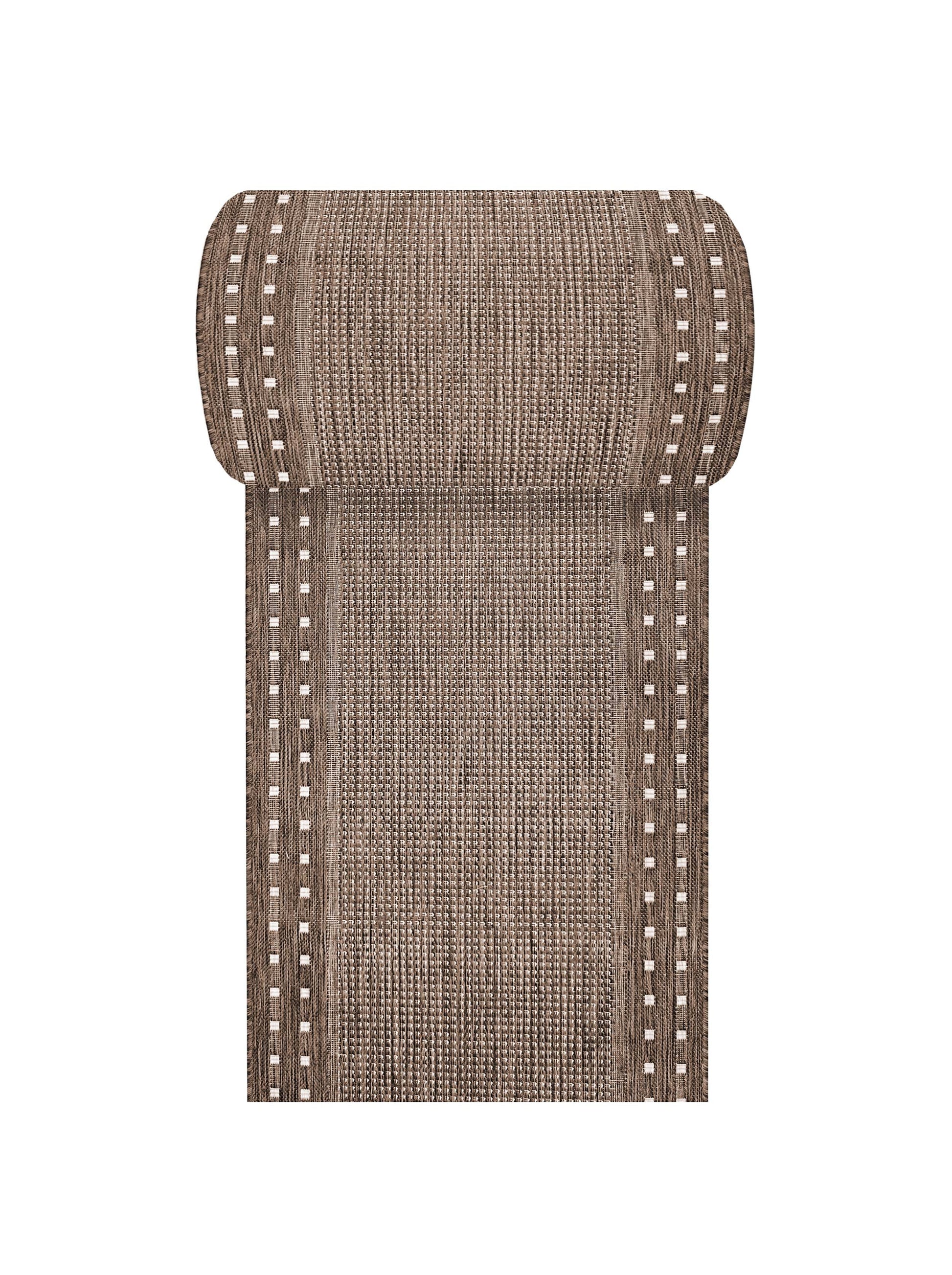 Tapis tissé marron, avec des bandes de motifs carrés blancs sur les bords et enroulé à une extrémité