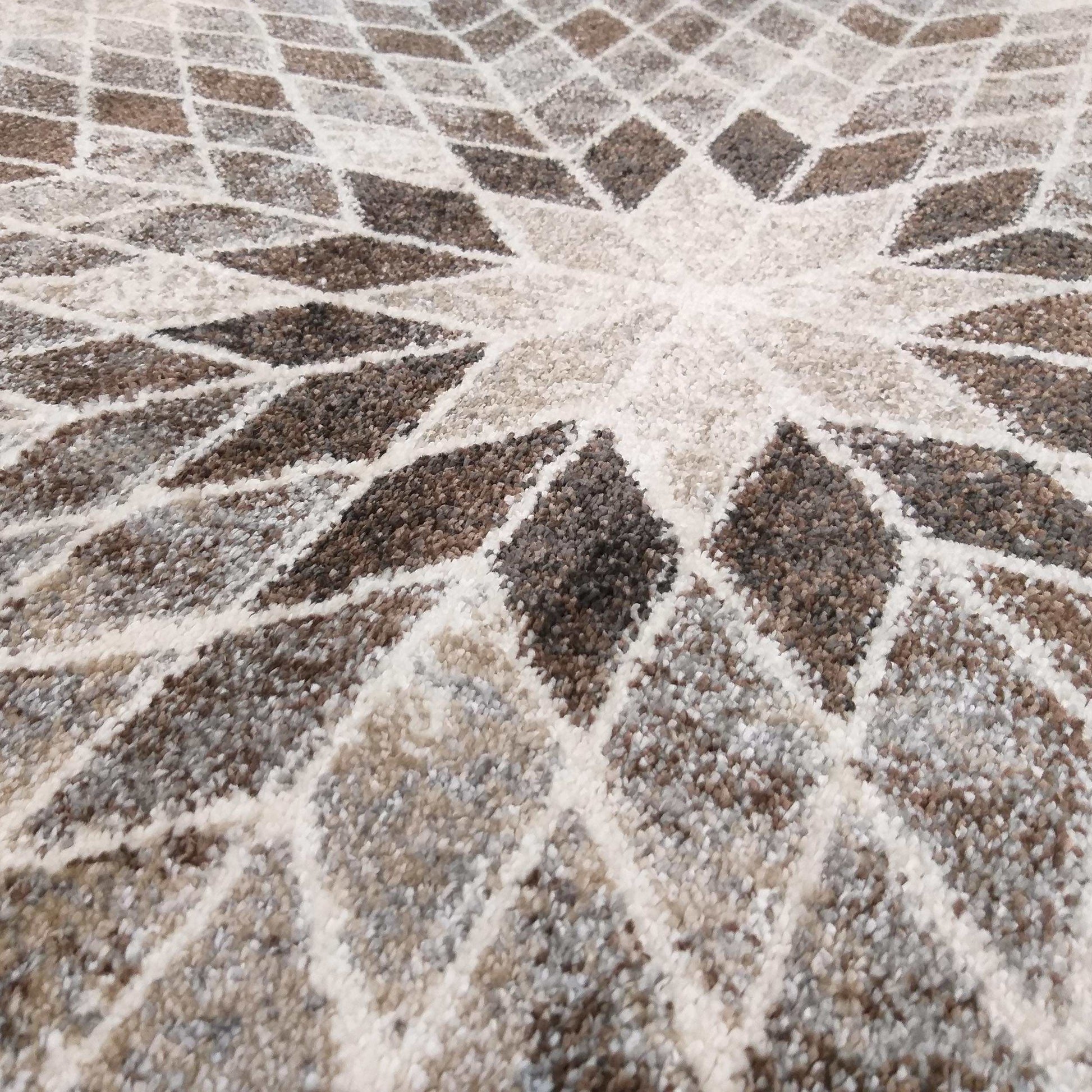 Tapis texturé doux aux motifs de losanges concentriques, dans des tons de marron, beige, gris et blanc cassé