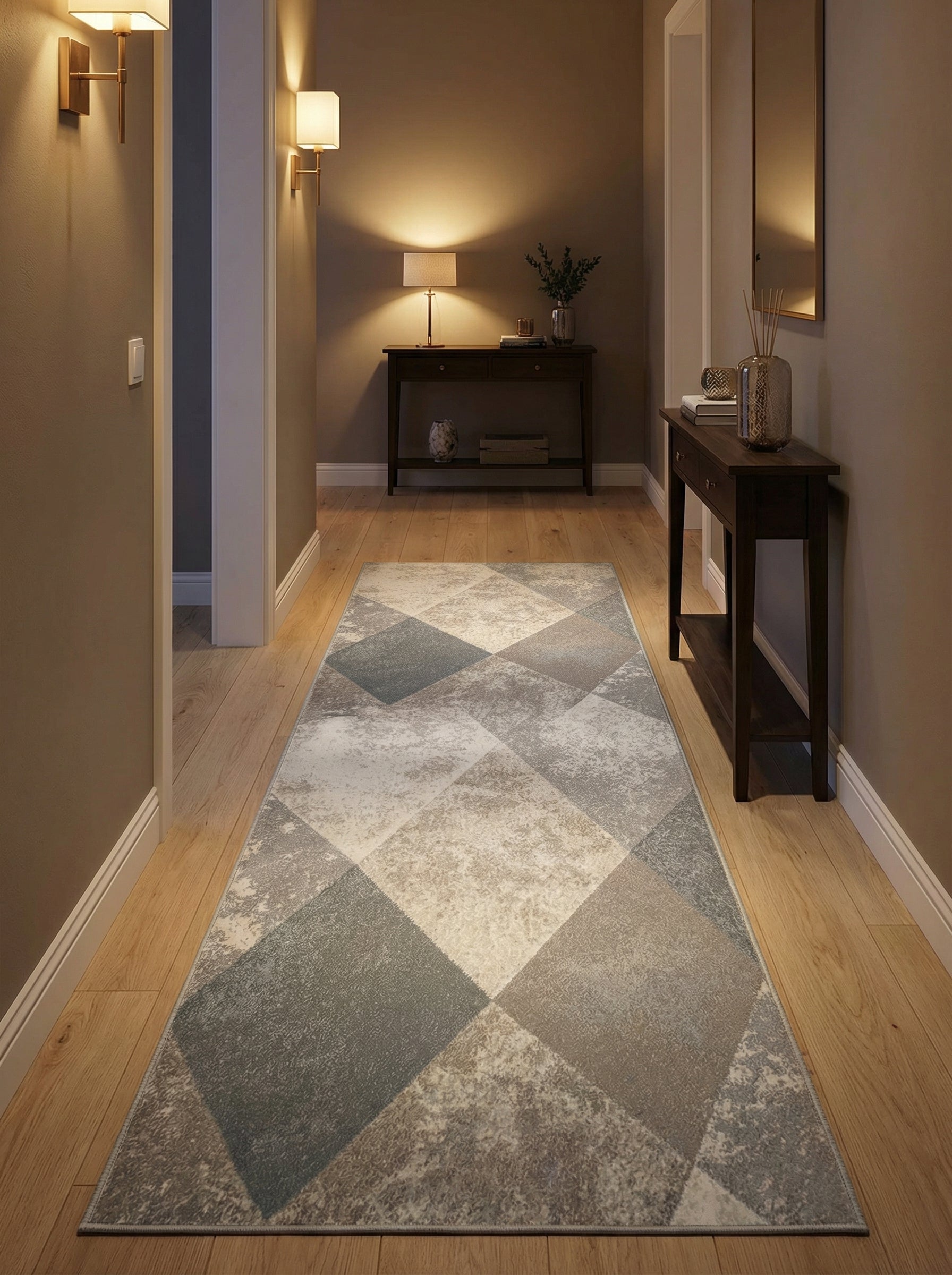 Chemin de tapis géométrique texturé à motifs losanges gris, beiges et marron clair sur parquet en bois dans une entrée