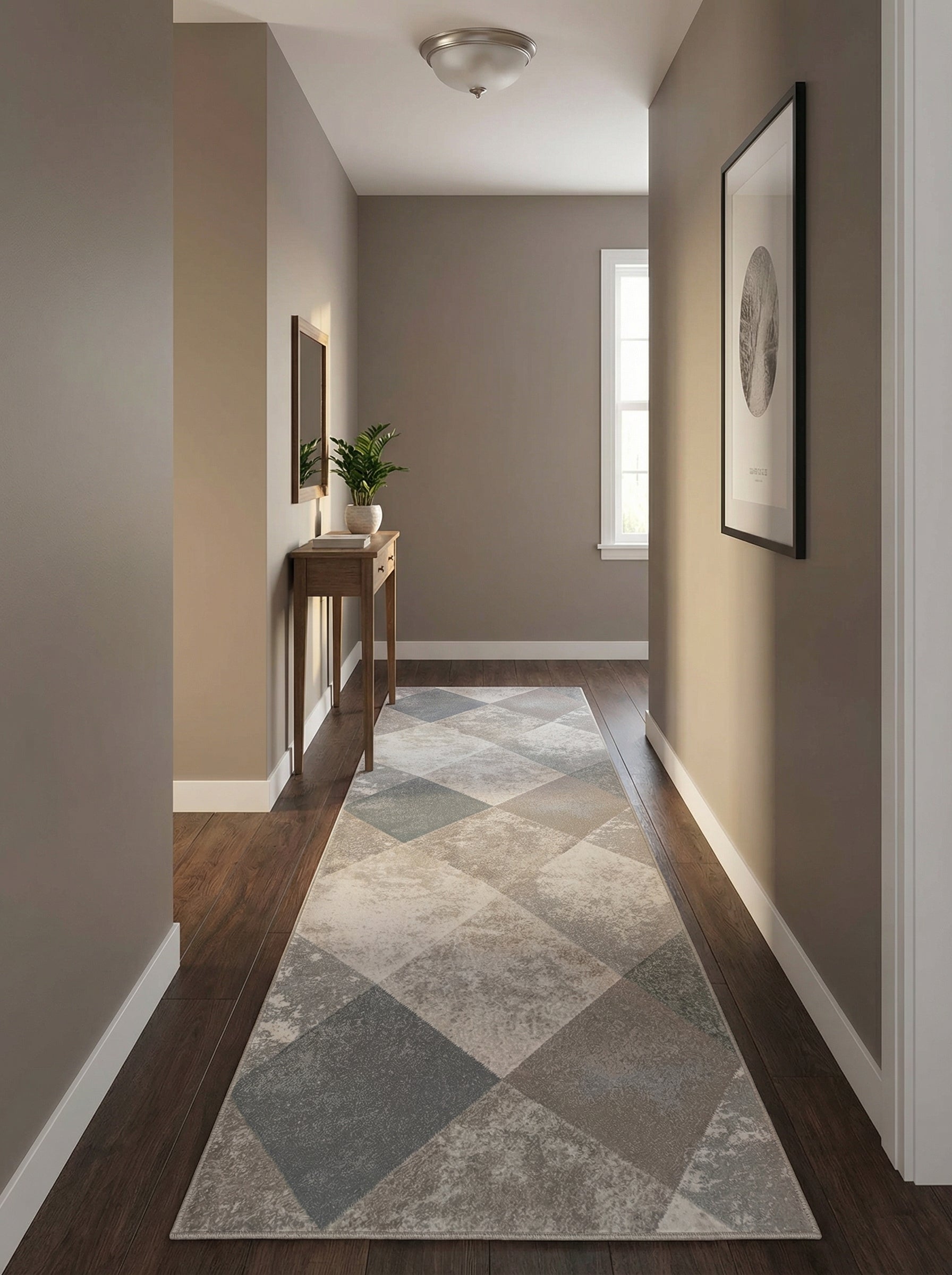 Tapis de couloir moderne à motifs géométriques de losanges délavés gris et beiges, sur un plancher de bois dans un vestibule