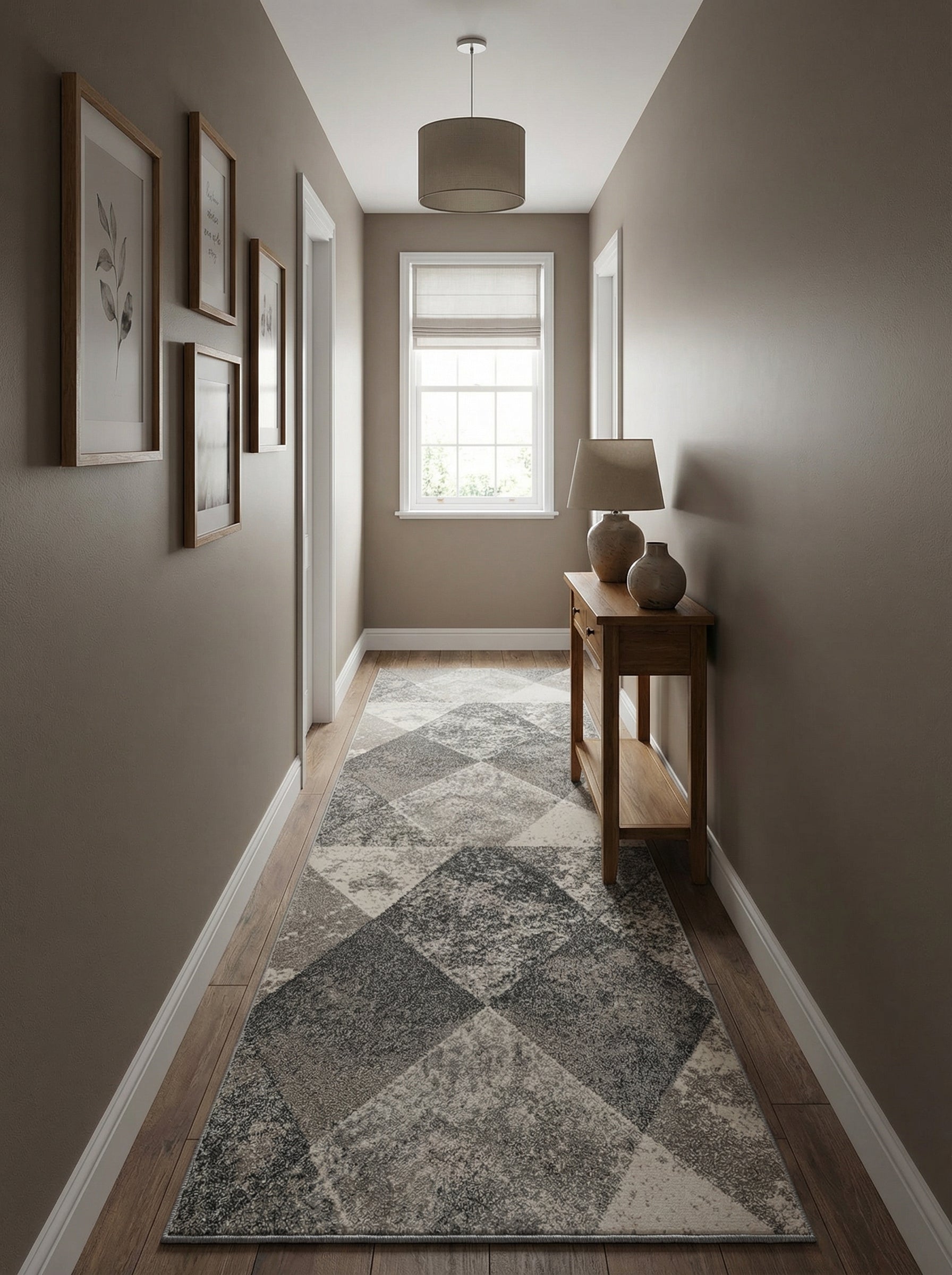 Long tapis aux motifs géométriques de losanges gris clair, gris foncé et crème, certains texturés, posé dans un couloir lumineux