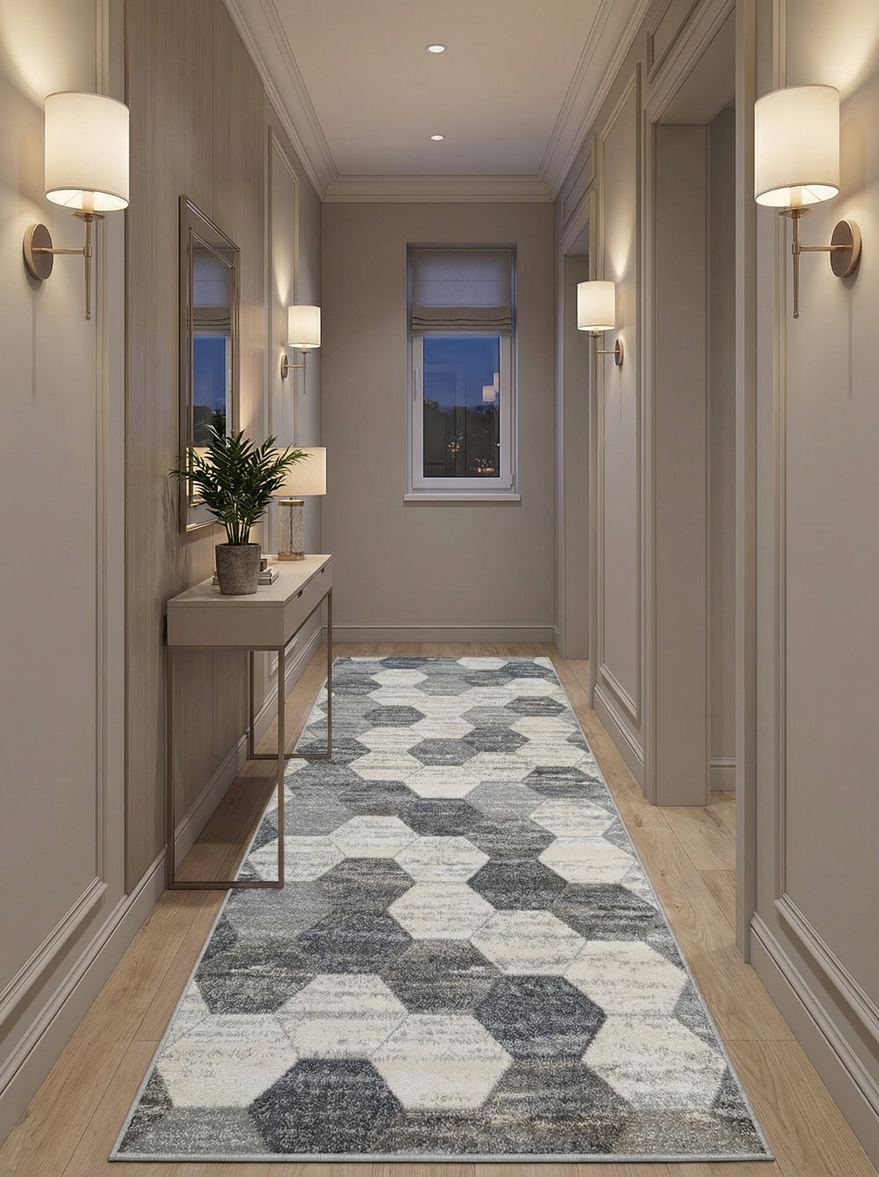 Tapis rectangulaire à motifs hexagonaux gris foncés, gris clairs et blancs cassés, sur un parquet clair dans un couloir moderne