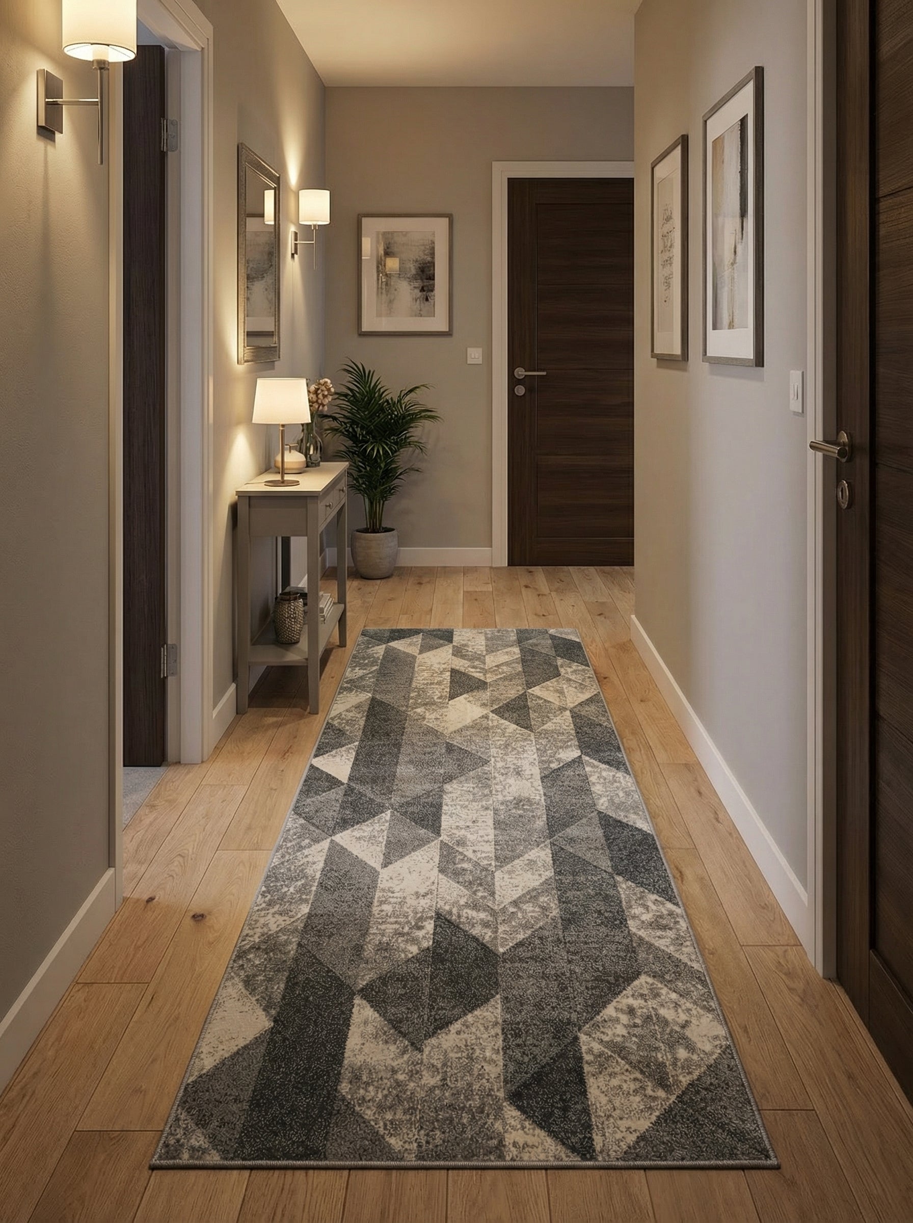 Tapis de couloir rectangulaire aux motifs géométriques gris, anthracite et beige clair, posé sur le parquet d'une entrée