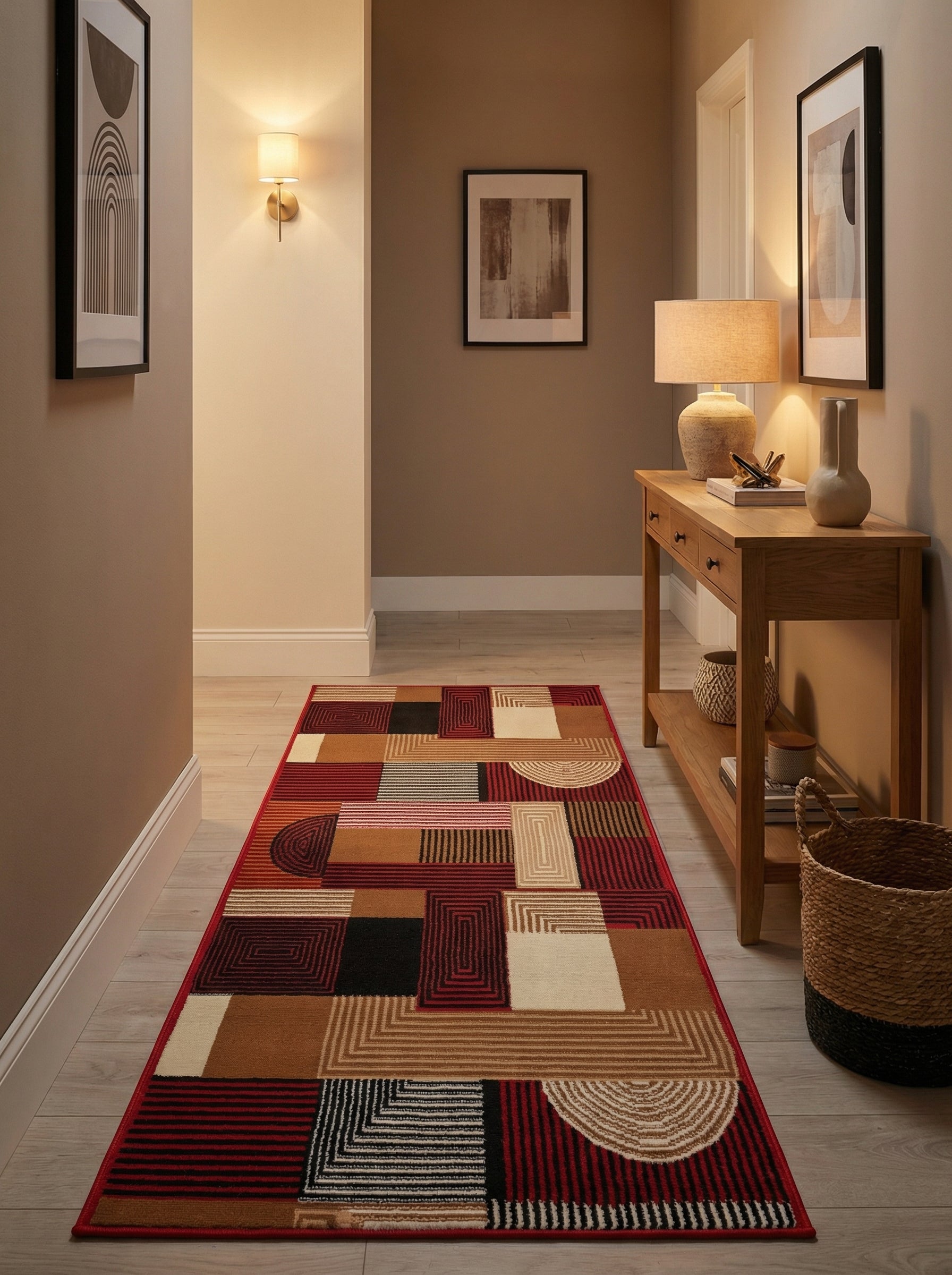 Tapis rectangulaire aux motifs géométriques de blocs rouges, bruns, beiges et noirs avec des lignes et des arcs concentriques, dans une entrée