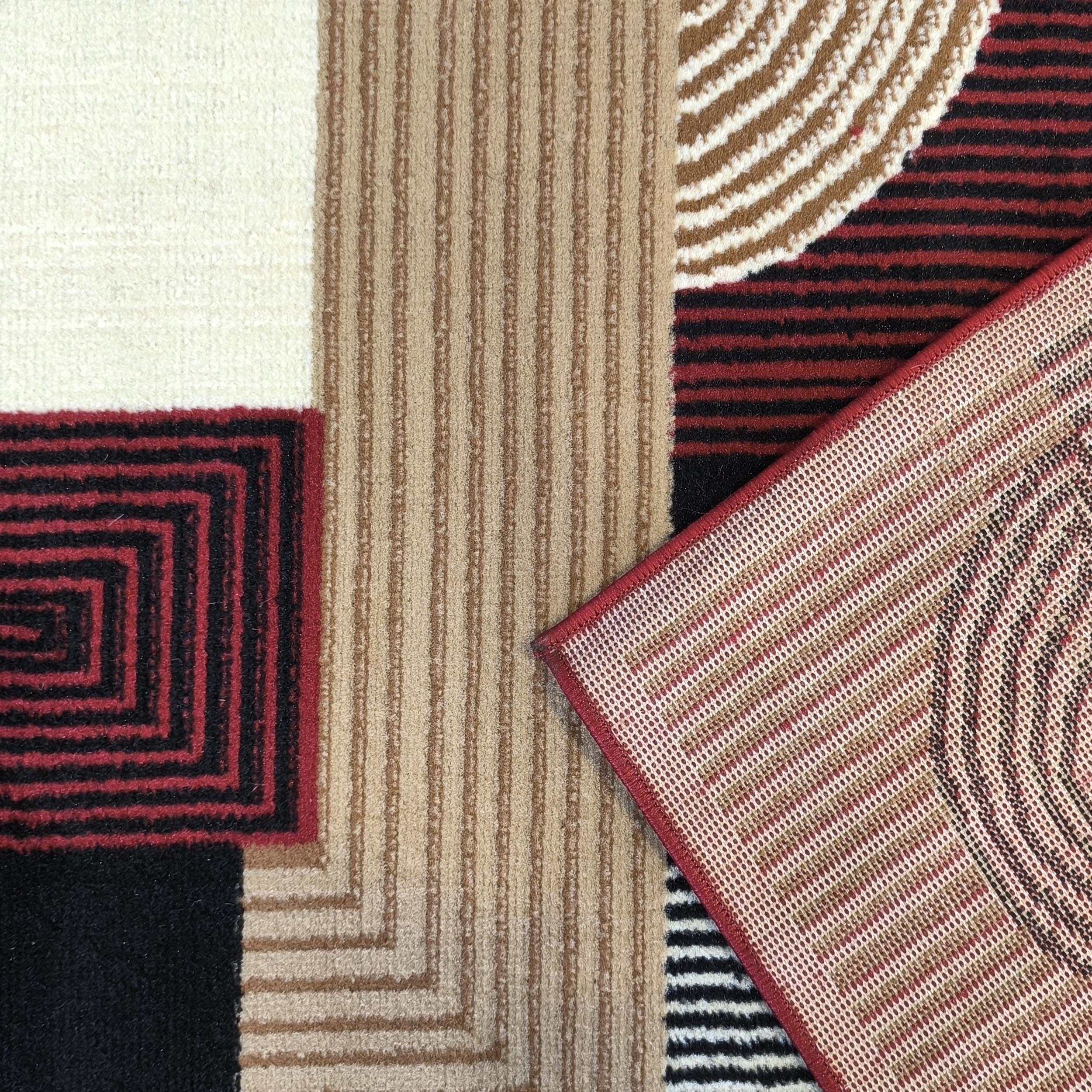 Tapis aux motifs géométriques et courbes en crème, beige, rouge foncé et noir, avec un coin replié montrant l'envers tissé