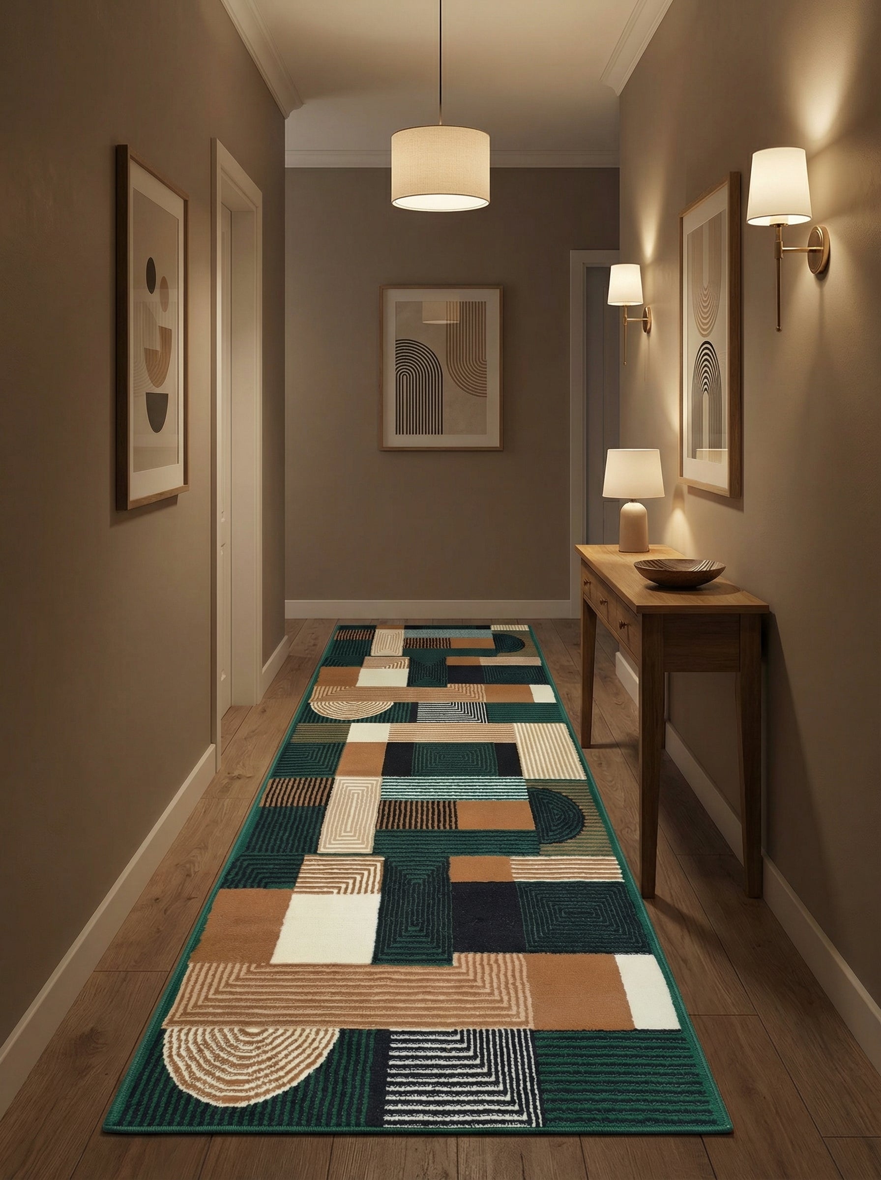 Tapis coureur aux motifs géométriques abstraits verts foncés, marron, beige et noir, sur un parquet clair d'un couloir moderne