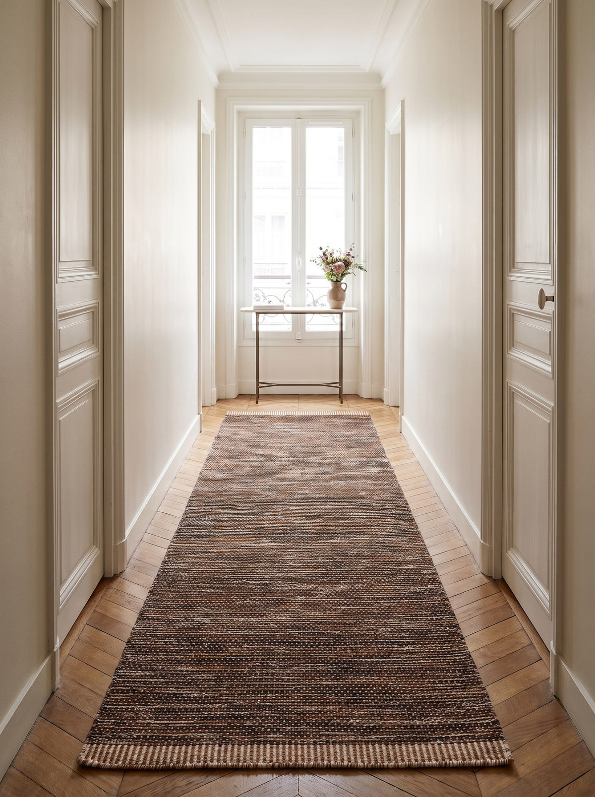 Tapis de Couloir Laine & Coton Brun Cuivre - Trama vu depuis une porte, dans un couloir haussmannien