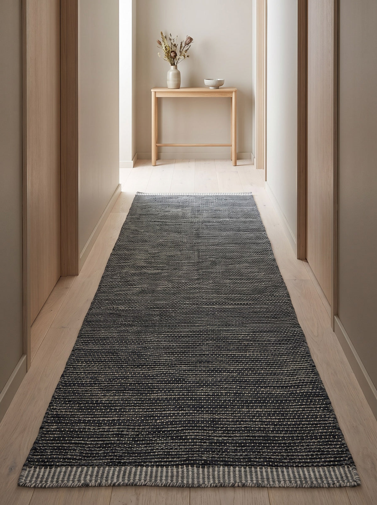 Tapis de Couloir Laine & Coton Gris Ardoise - Trama vu depuis une porte, dans un couloir japandi au parquet de chêne blanchi