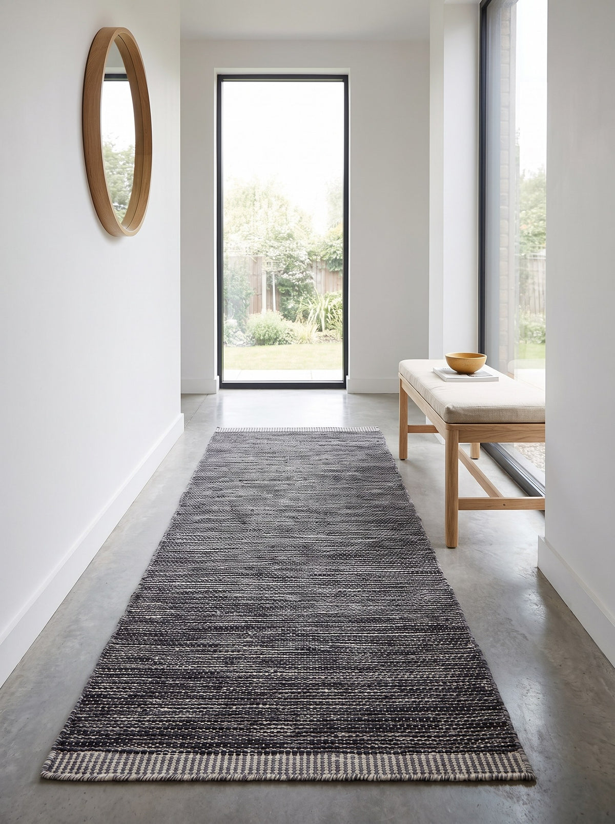 Tapis de Couloir Laine & Coton Gris Orage - Trama vu du fond d'un couloir de maison d'architecte, sur un sol en béton ciré