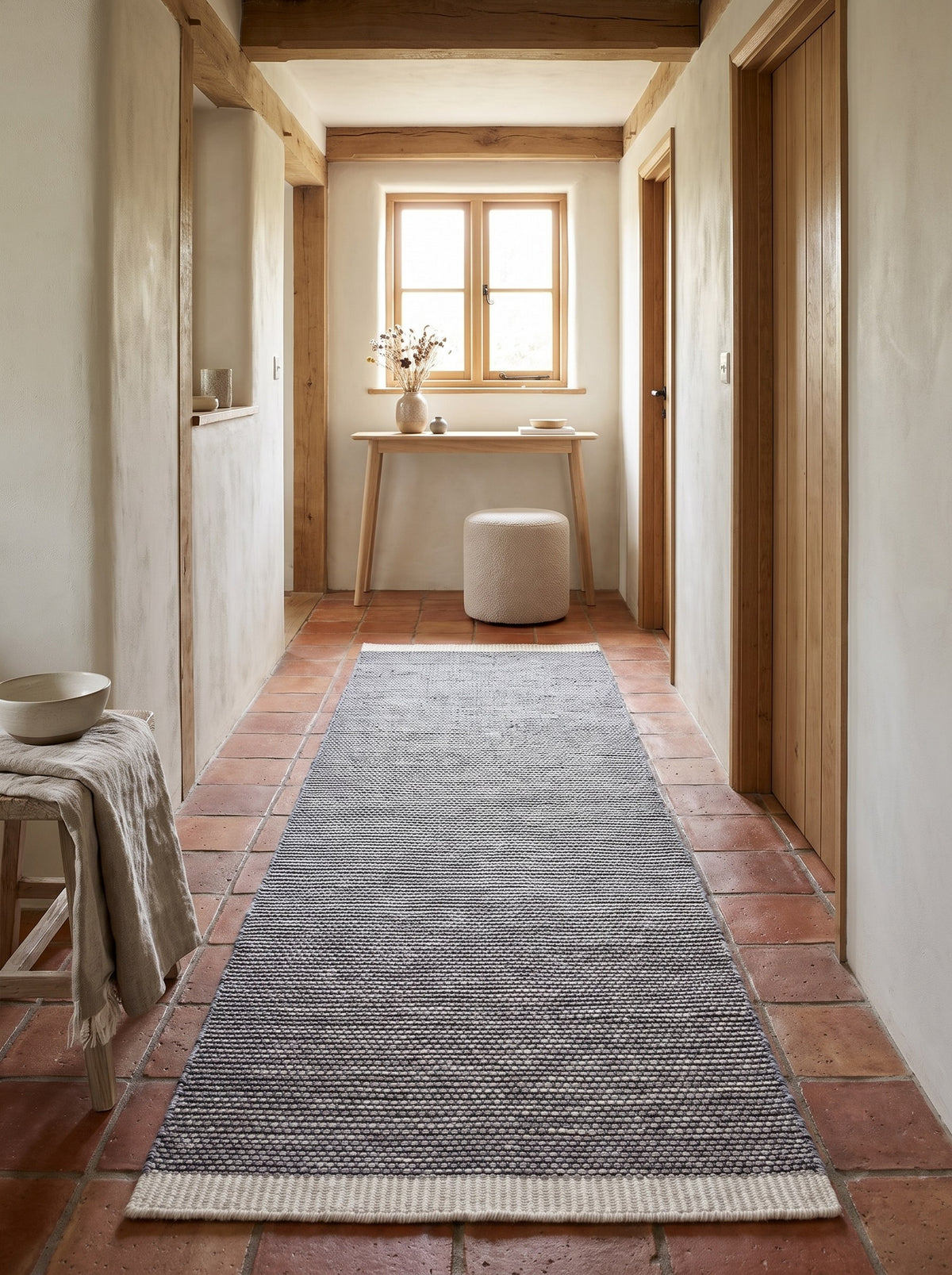 Tapis de Couloir Laine & Coton Gris Perle - Trama le long du couloir d'une longère rénovée, sur des tomettes anciennes