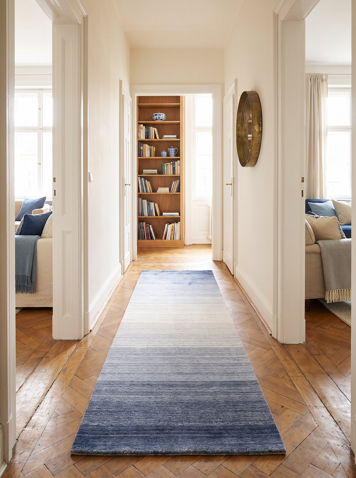 Tapis de Couloir Laine & Viscose Bleu Marine - Mattino le long d'un couloir d'appartement ancien au vieux parquet de chêne