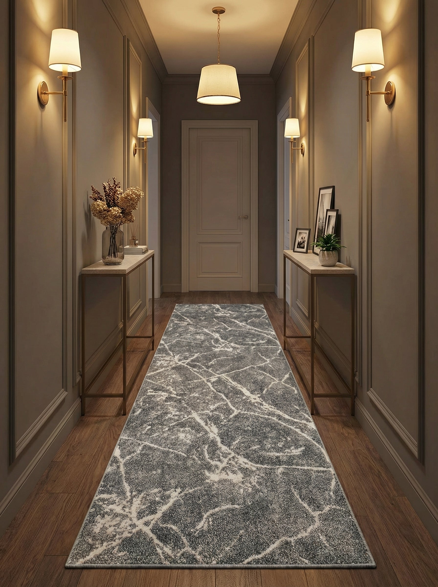 Tapis rectangulaire gris foncé à motifs marbrés blancs, posé sur un parquet dans un couloir