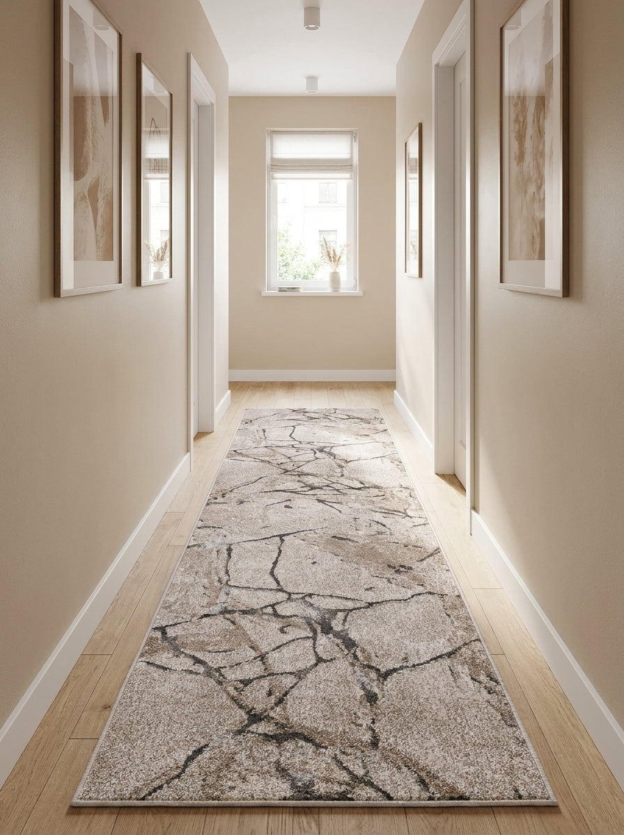 Tapis de couloir beige à motifs abstraits noirs et bruns façon fissures sur parquet clair