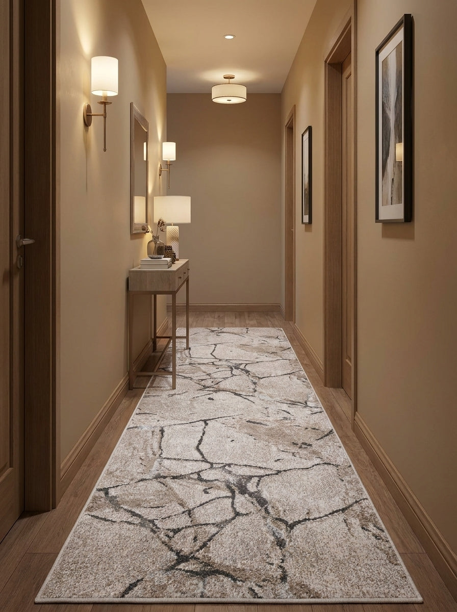 Tapis de couloir clair aux motifs abstraits craquelés gris et marron, posé sur un parquet dans un vestibule