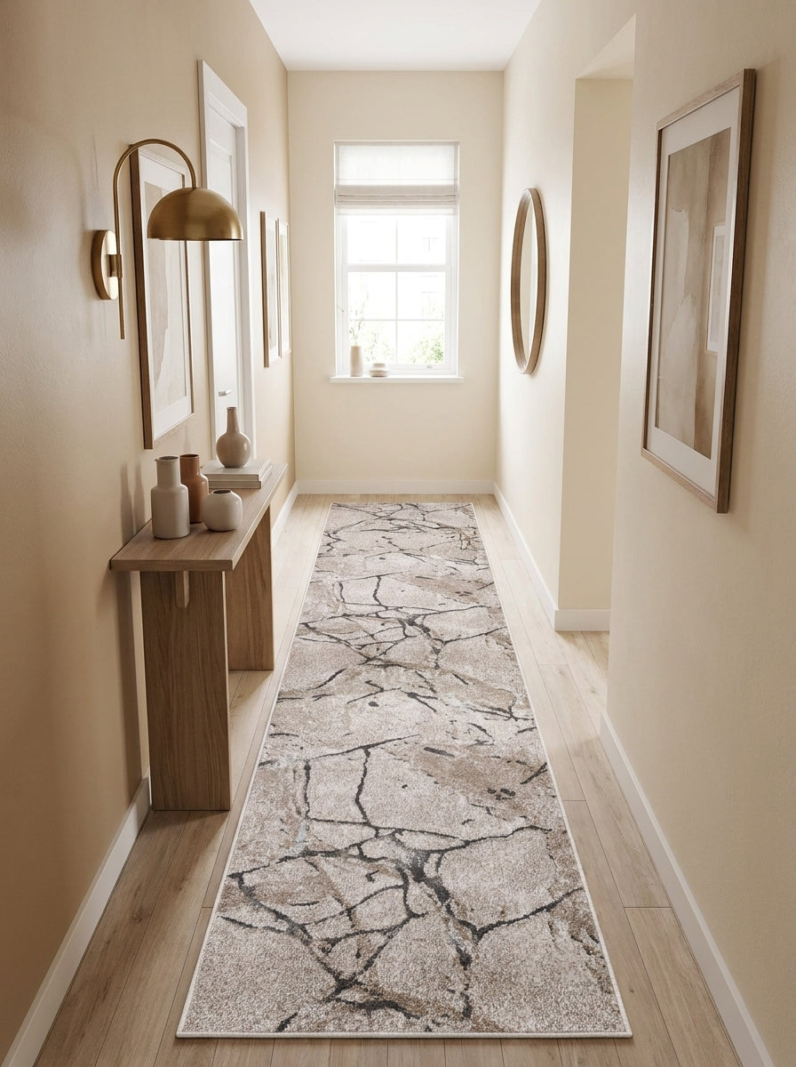 Tapis de couloir beige et crème à motifs abstraits craquelés noirs et bruns, dans une entrée