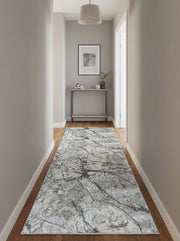 Tapis coureur gris clair, blanc et anthracite aux motifs abstraits façon marbre, sur parquet dans un couloir moderne