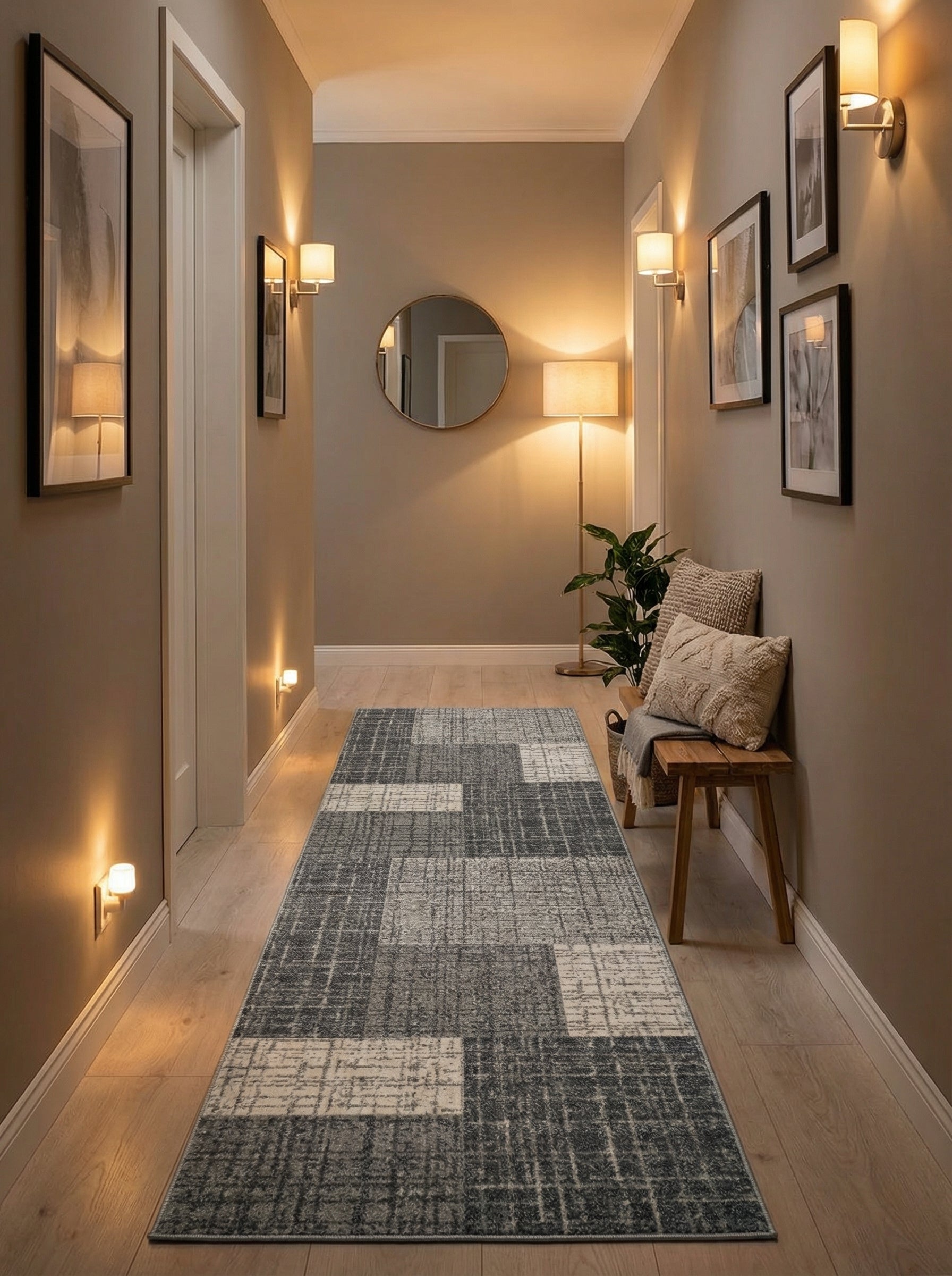 Tapis de couloir gris anthracite et beige à motifs abstraits géométriques texturés, posé sur un parquet clair dans une entrée éclairée