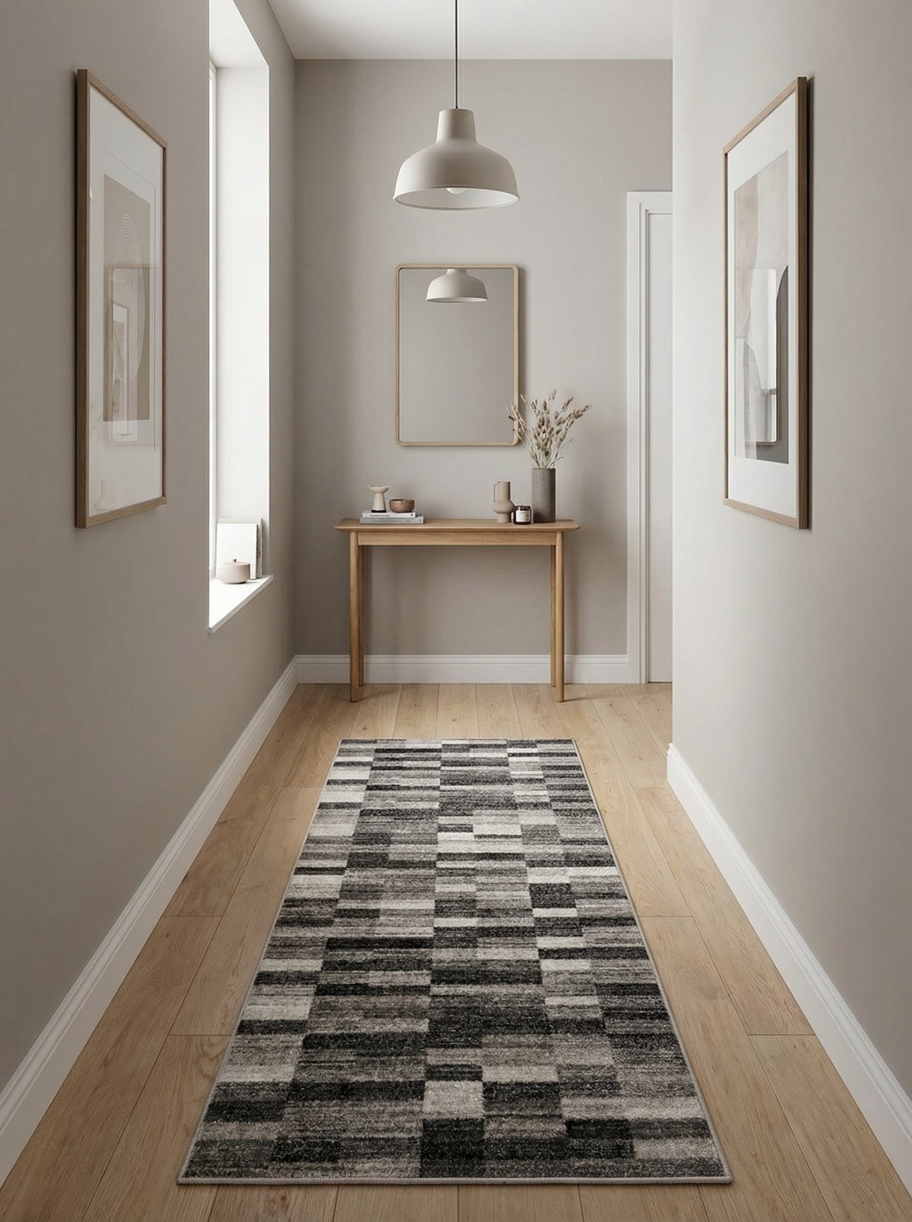 Tapis coureur gris et noir à motifs géométriques abstraits de rectangles texturés sur un parquet clair dans un couloir moderne