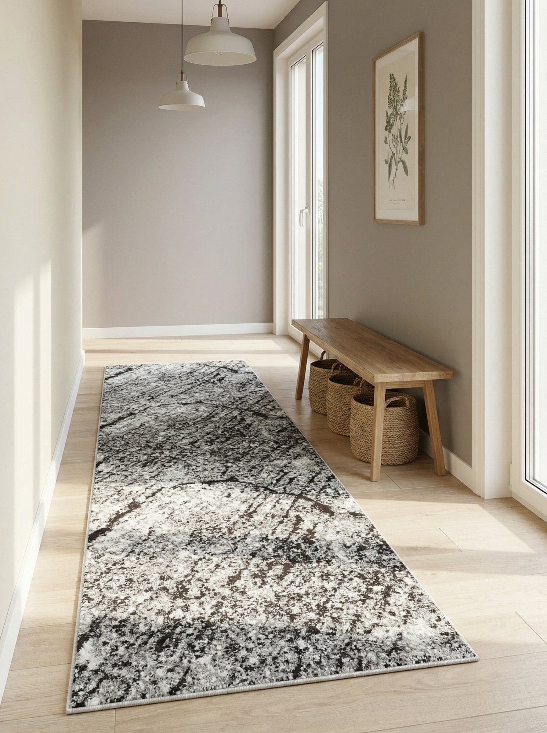 Tapis de couloir rectangulaire aux motifs abstraits marbrés noirs et blancs, posé sur un parquet clair dans une entrée moderne