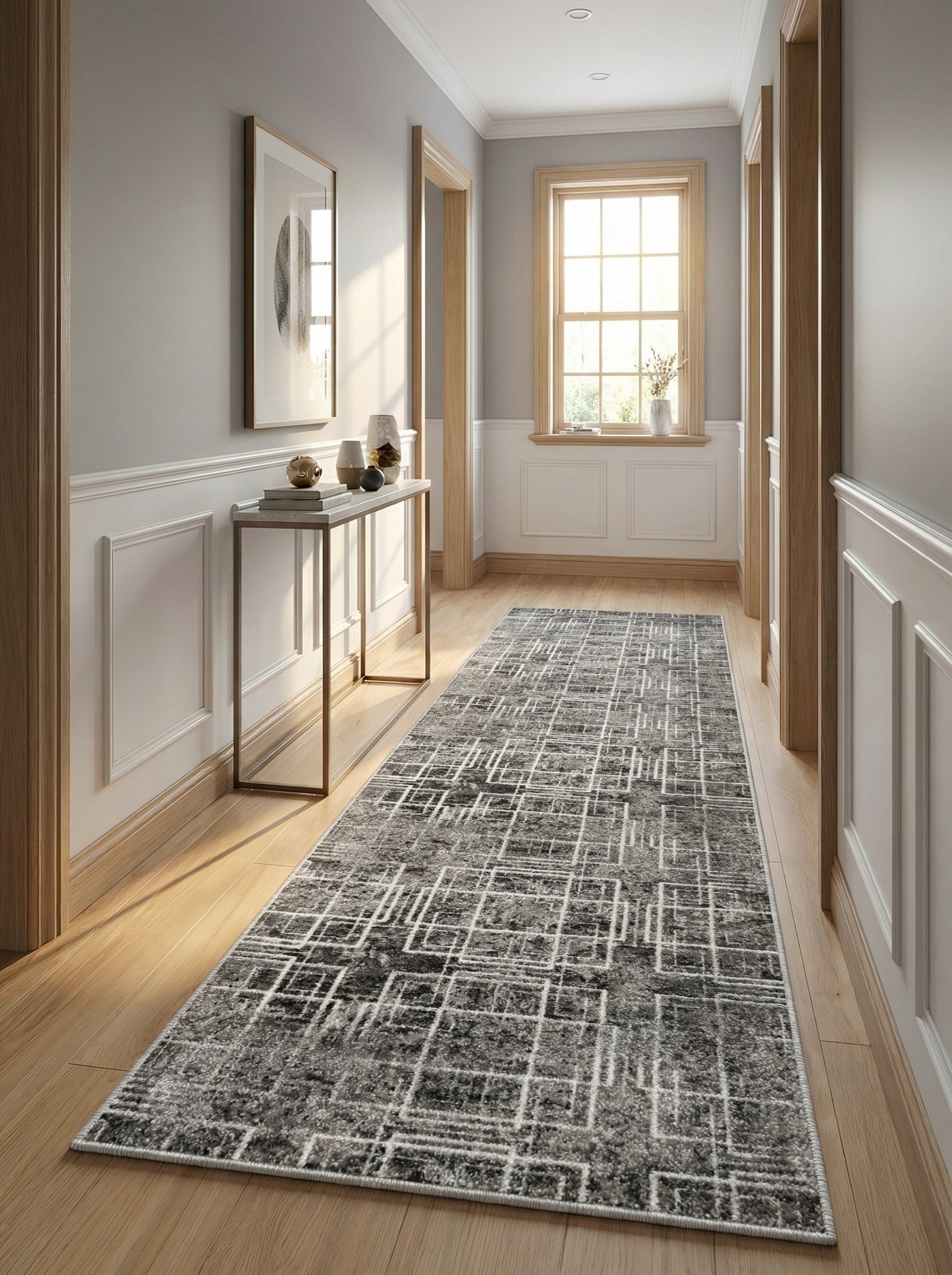 Tapis de couloir rectangulaire gris anthracite aux motifs géométriques blancs et texturés, sur un parquet clair dans une entrée lumineuse