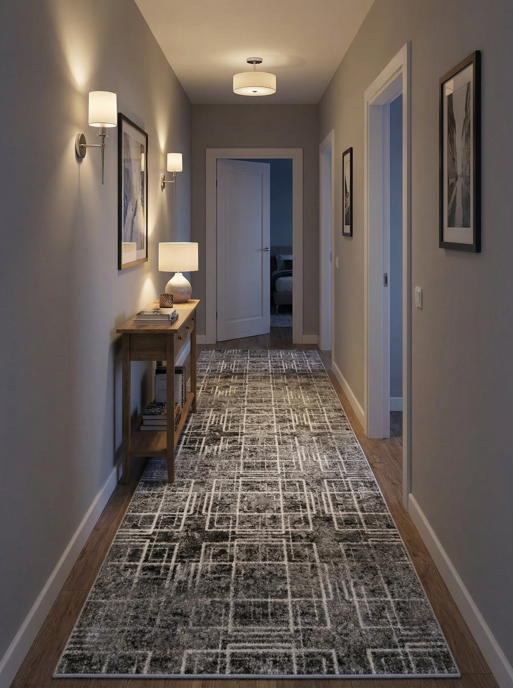 Tapis de couloir gris texturé aux motifs géométriques abstraits de lignes claires entrelacées, sur parquet dans un long couloir