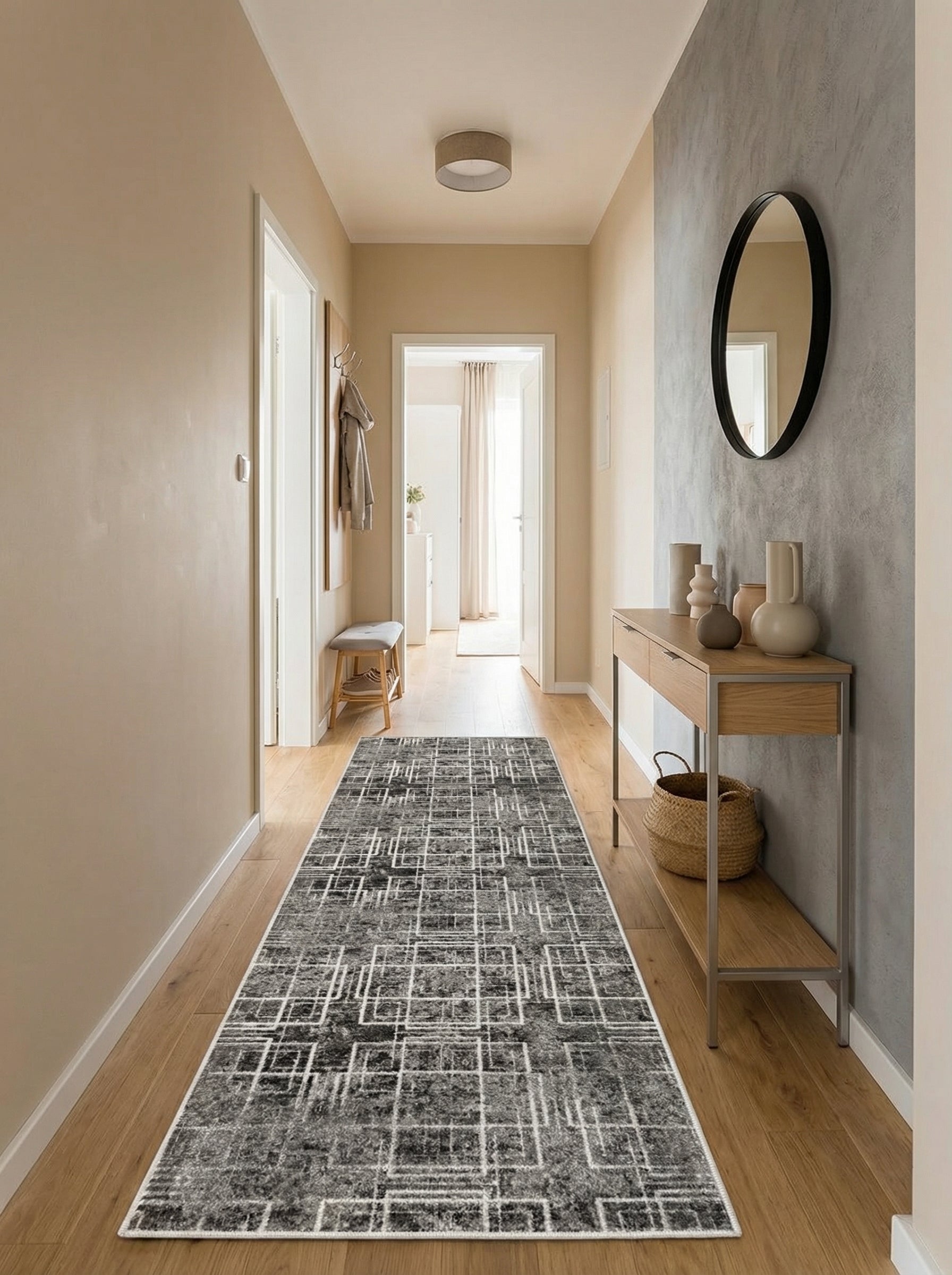 Tapis de couloir gris foncé à motifs géométriques blancs abstraits sur un parquet clair dans une entrée moderne