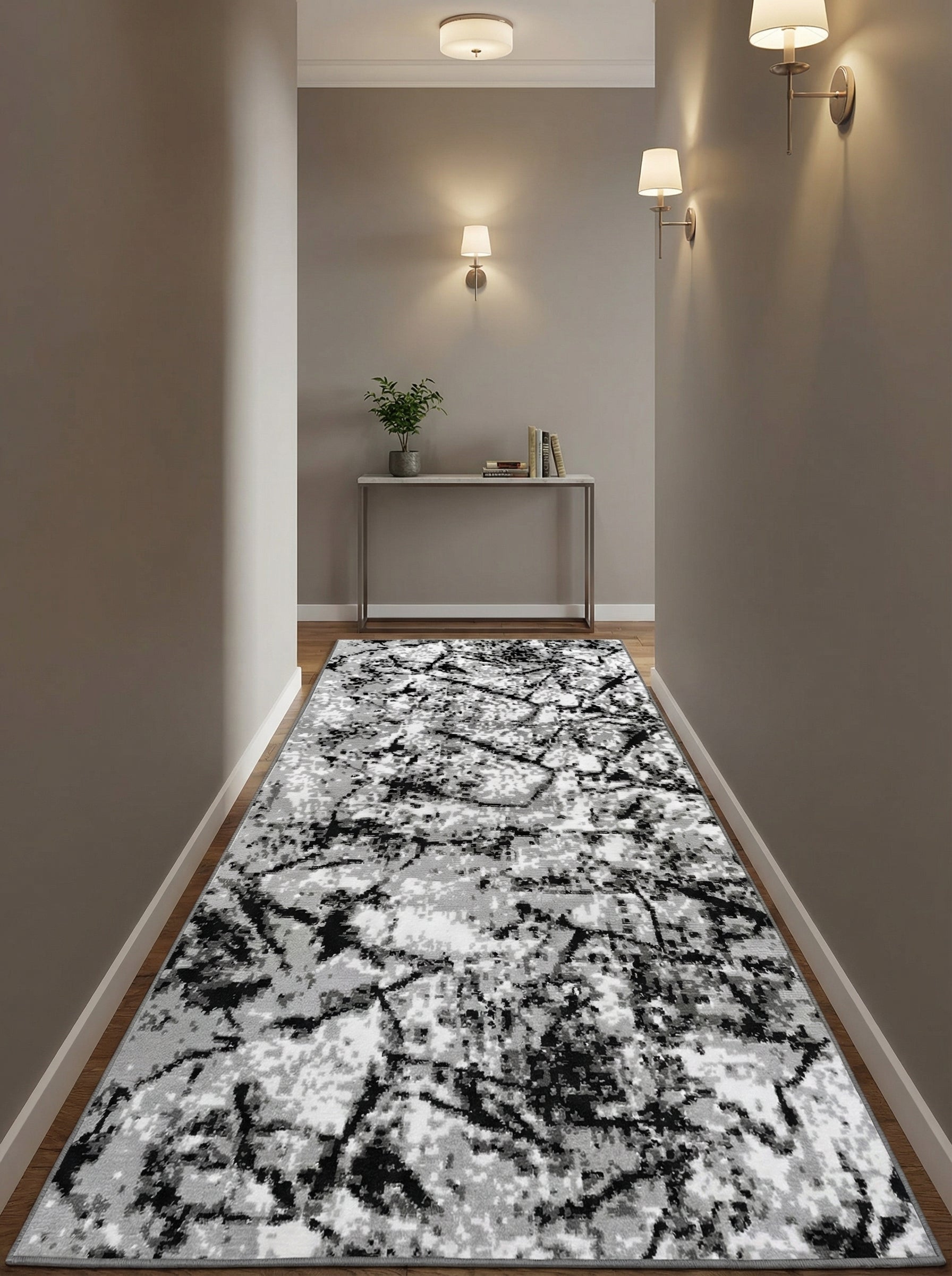 Tapis de couloir rectangulaire avec motifs abstraits noir, gris et blanc sur sol en bois, dans un long couloir