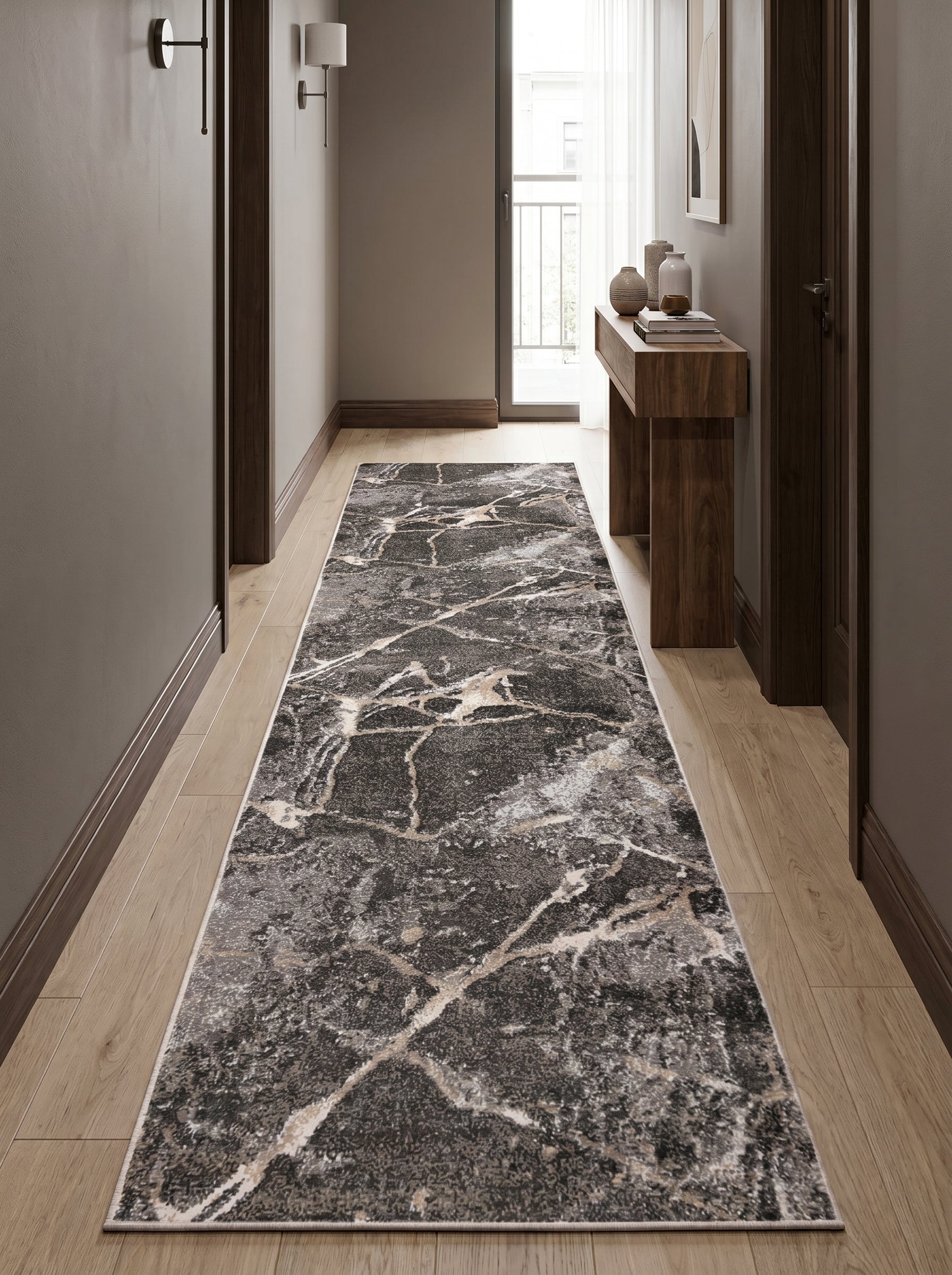 Tapis couloir rectangulaire aux motifs abstraits gris foncé et clair marbré de beige dans un hall d'entrée