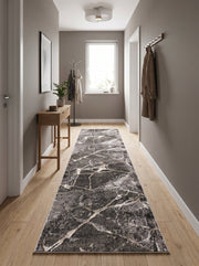 Tapis long anthracite et gris clair, avec des motifs marbrés aux accents beiges et blancs, posé dans un couloir lumineux
