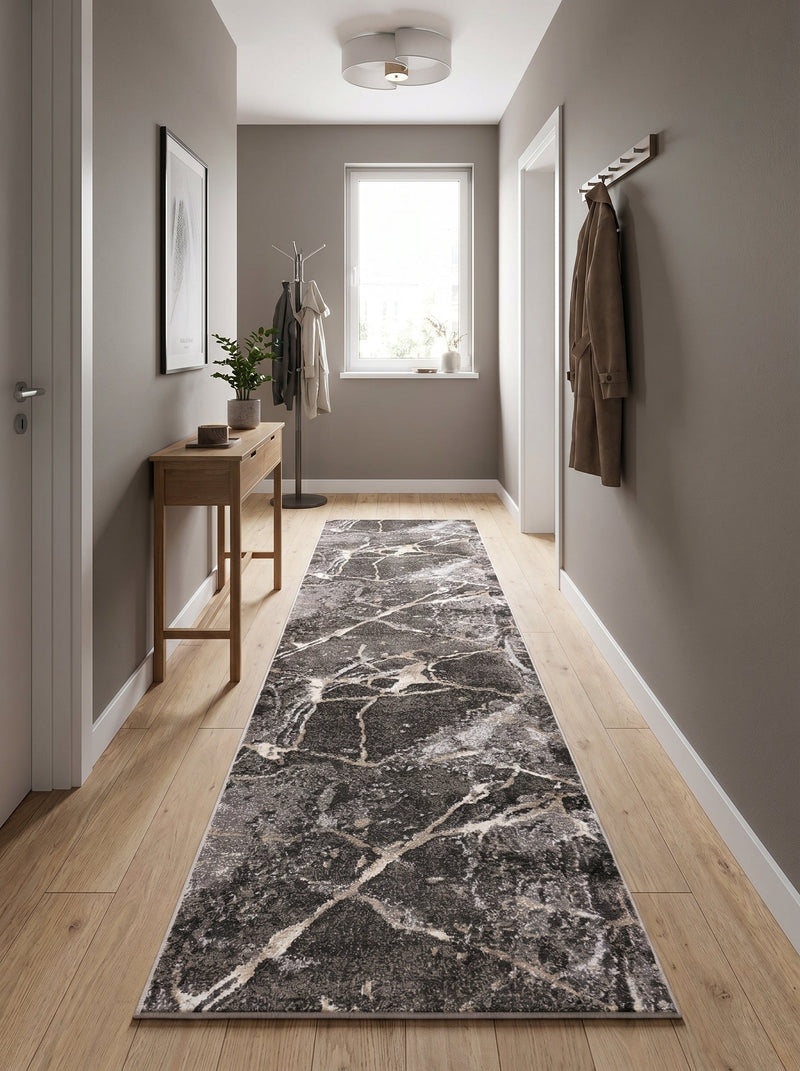 Tapis long anthracite et gris clair, avec des motifs marbrés aux accents beiges et blancs, posé dans un couloir lumineux
