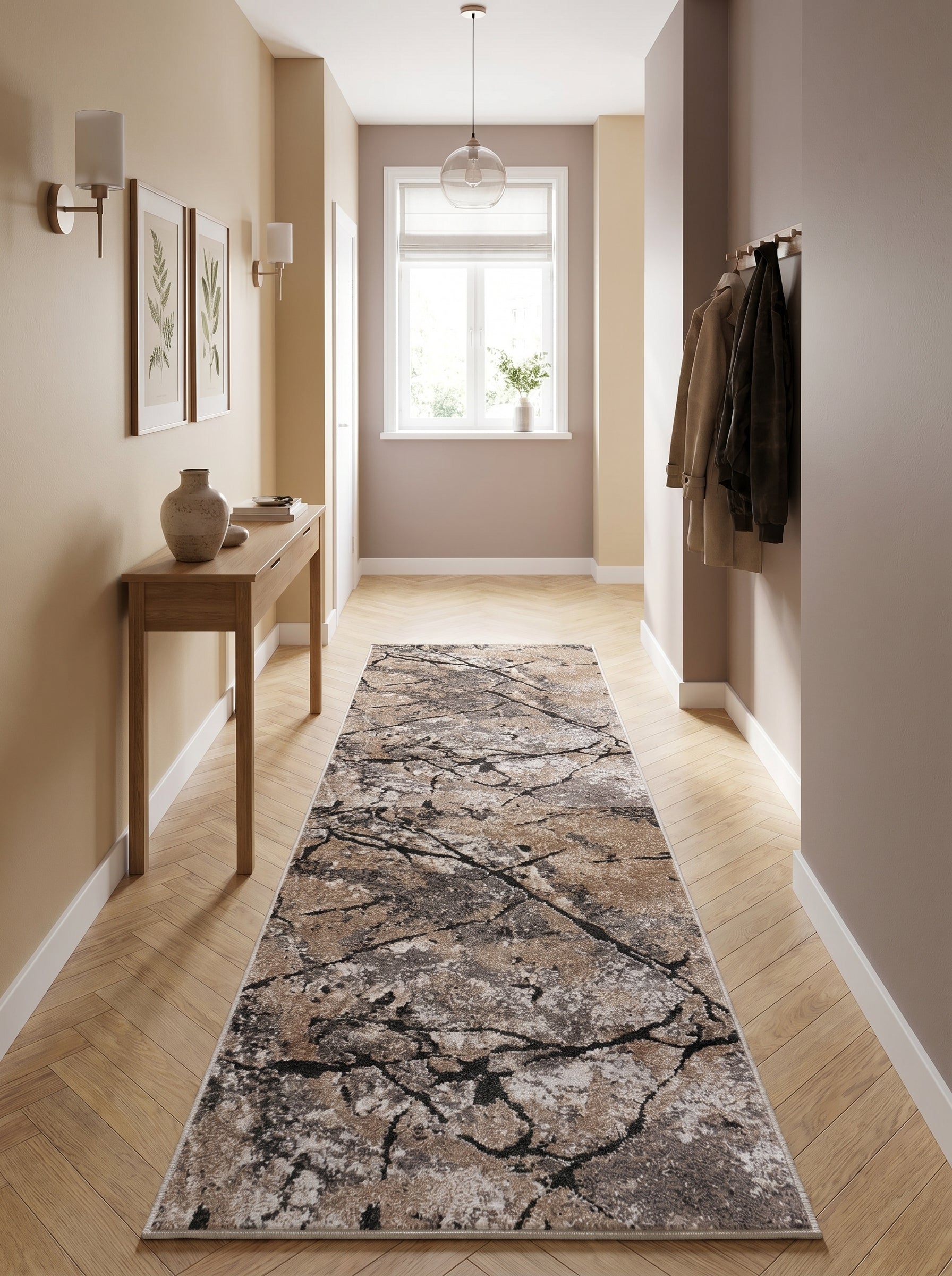 Tapis rectangulaire aux motifs abstraits beiges, marrons, gris et noirs, évoquant une roche fissurée, dans un couloir moderne