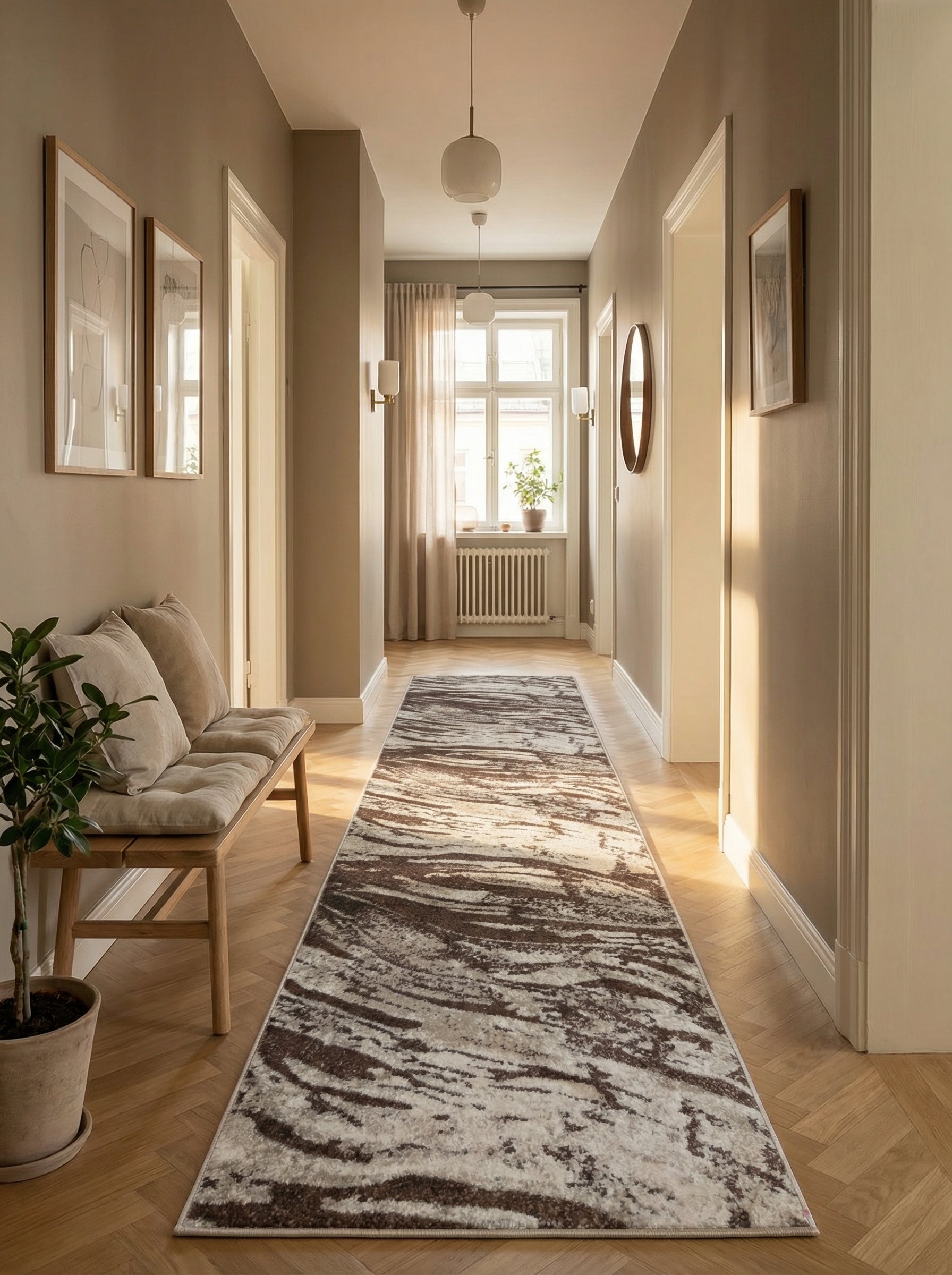 Long tapis de couloir aux motifs abstraits marron foncé et beige clair, posé sur parquet dans une entrée