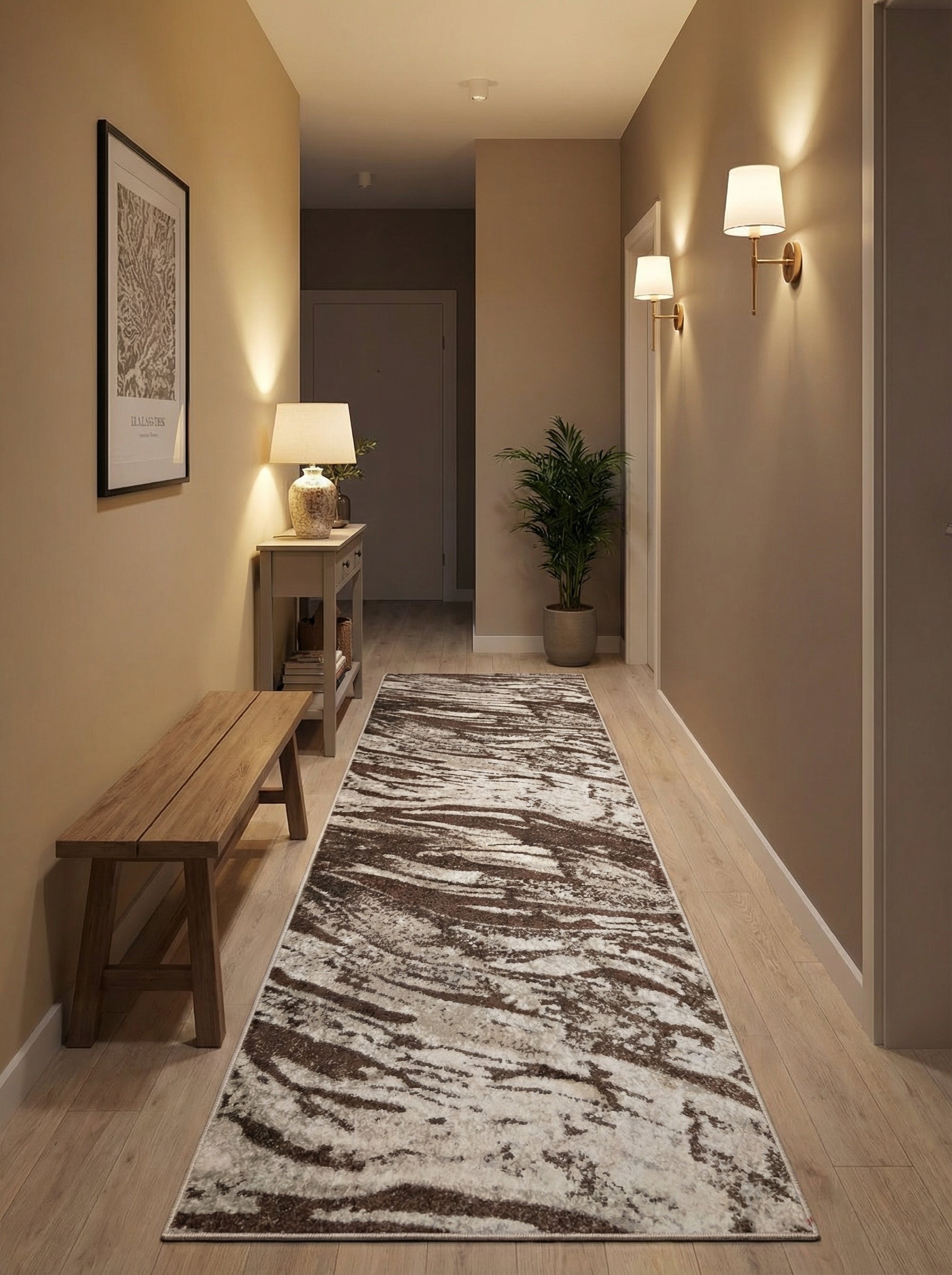 Tapis de couloir rectangulaire aux motifs abstraits marron foncé, beige et blanc cassé posé sur un parquet clair dans une entrée lumineuse