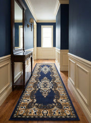 Long tapis de couloir bleu marine orné de motifs traditionnels dorés et crème, sur un parquet en bois dans une entrée