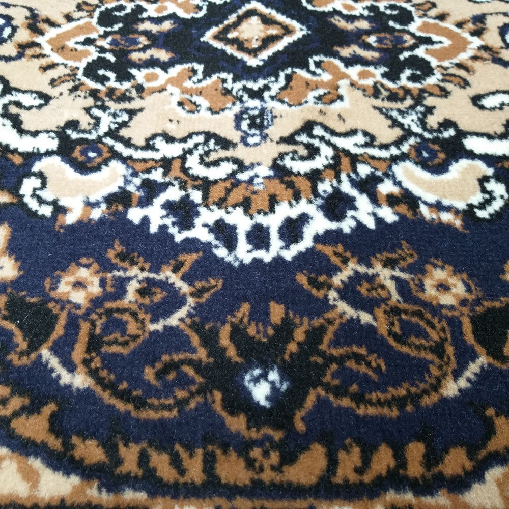 Tapis à motifs ornementaux entrelacés dans des tons de bleu foncé, beige, marron, noir et blanc, avec une texture douce