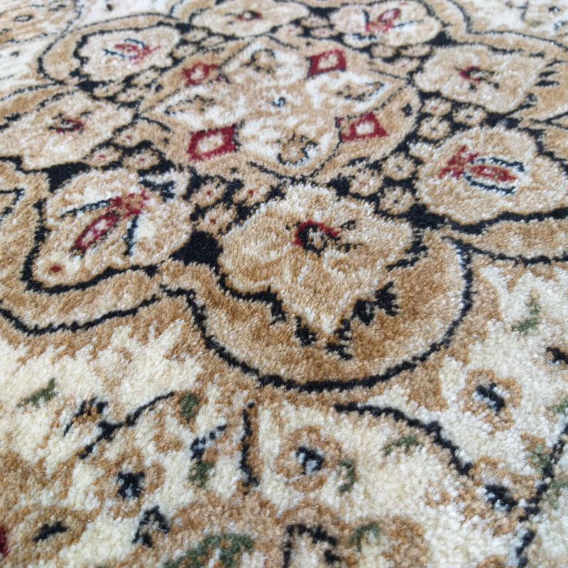 Tapis à la texture douce, beige et crème, orné de motifs floraux noirs, rouges et verts