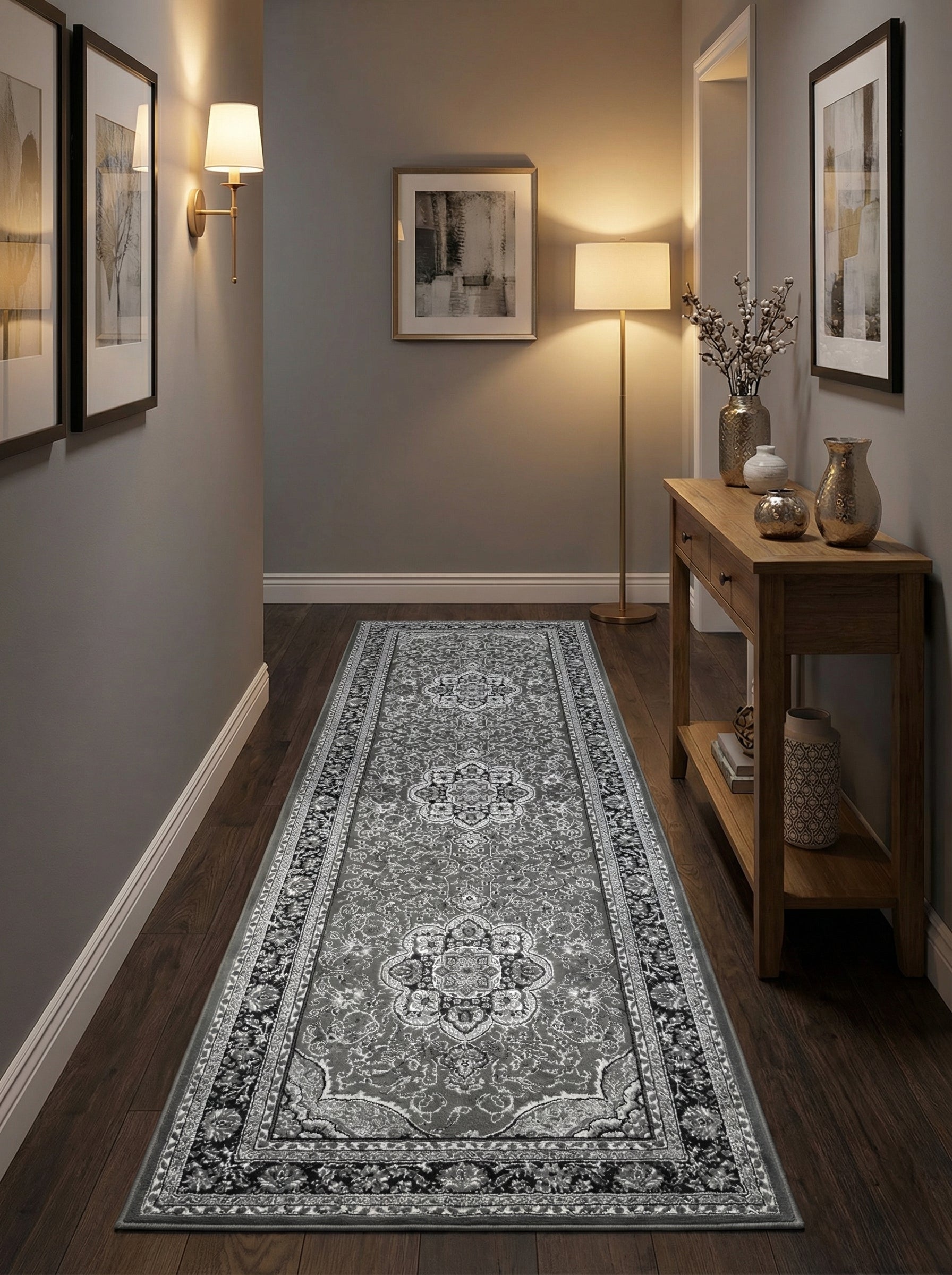 Tapis de couloir gris et blanc cassé aux motifs floraux et médaillons classiques sur un plancher en bois foncé dans un couloir