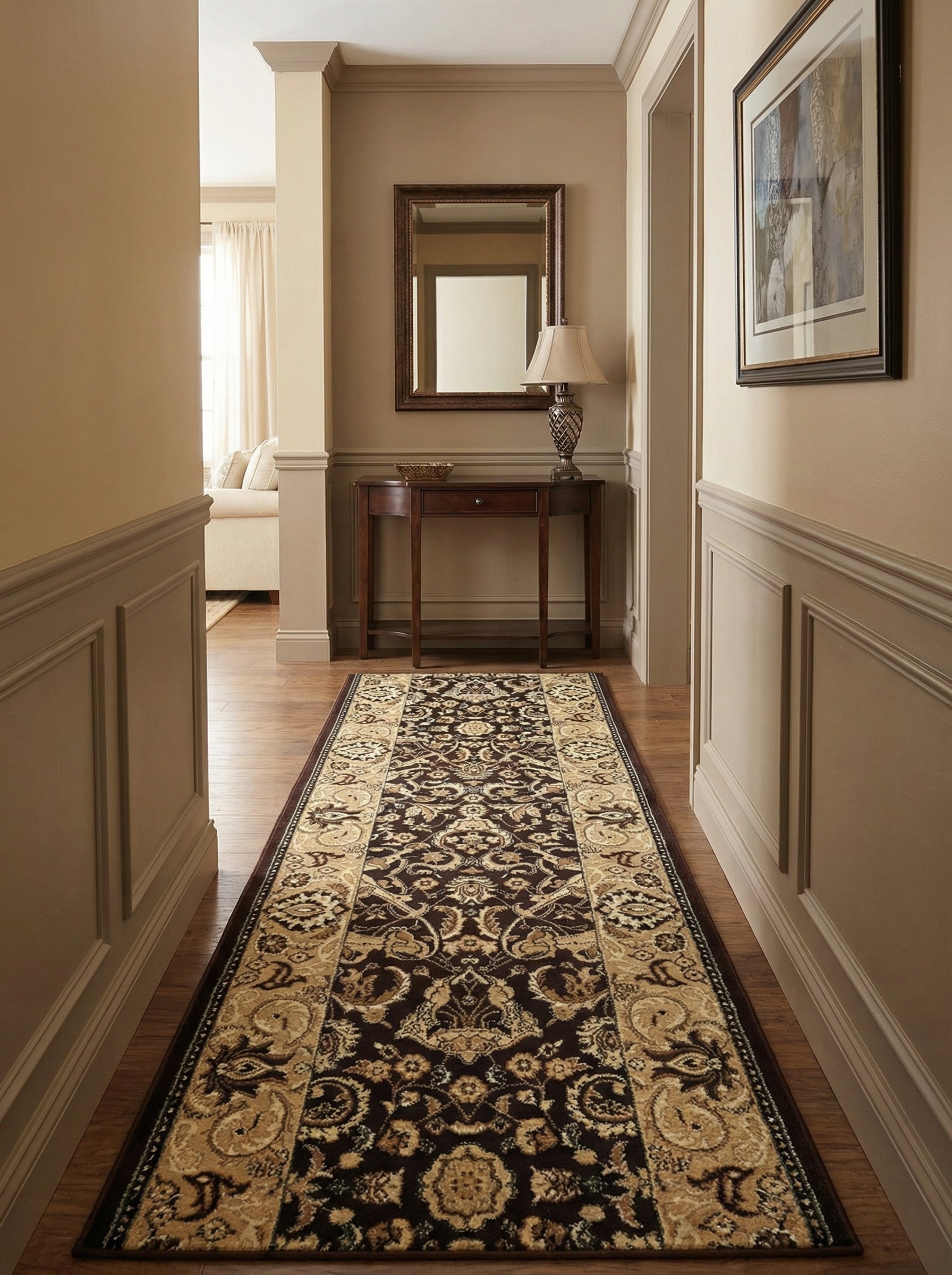 Tapis de couloir marron foncé et beige, aux motifs floraux et arabesques complexes, dans une entrée élégante