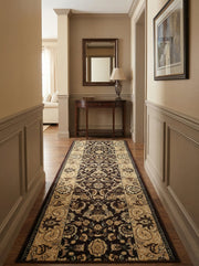 Tapis de couloir marron foncé et beige, aux motifs floraux et arabesques complexes, dans une entrée élégante