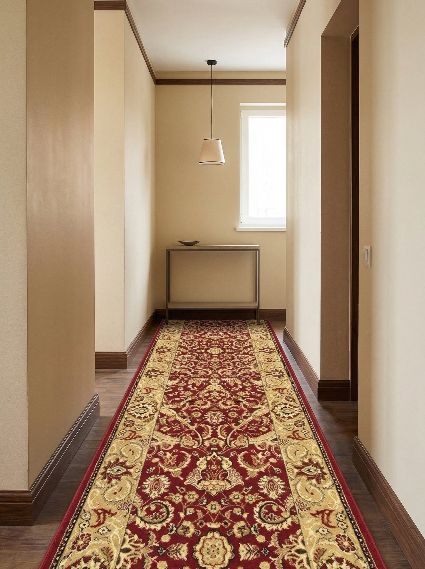 Long tapis de couloir bordeaux et beige orné de motifs floraux classiques, déroulé sur un parquet dans un corridor clair