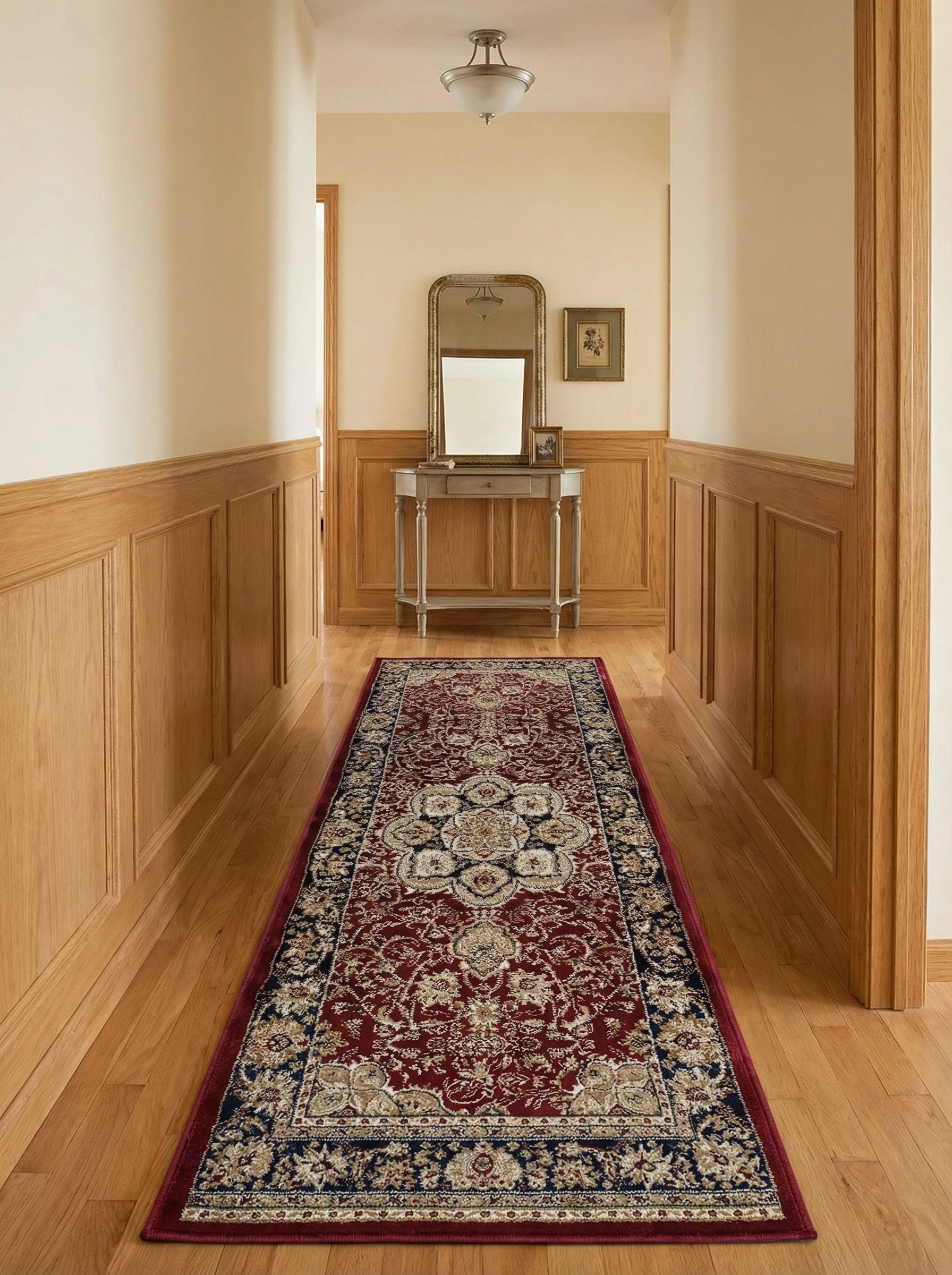 Tapis de couloir rouge bordeaux aux motifs orientaux beiges et bleus, posé sur un parquet en bois clair dans un long couloir
