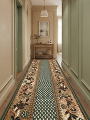 Tapis de couloir beige à motifs floraux et géométriques verts et bruns, bordé de vert, sur parquet dans une entrée élégante