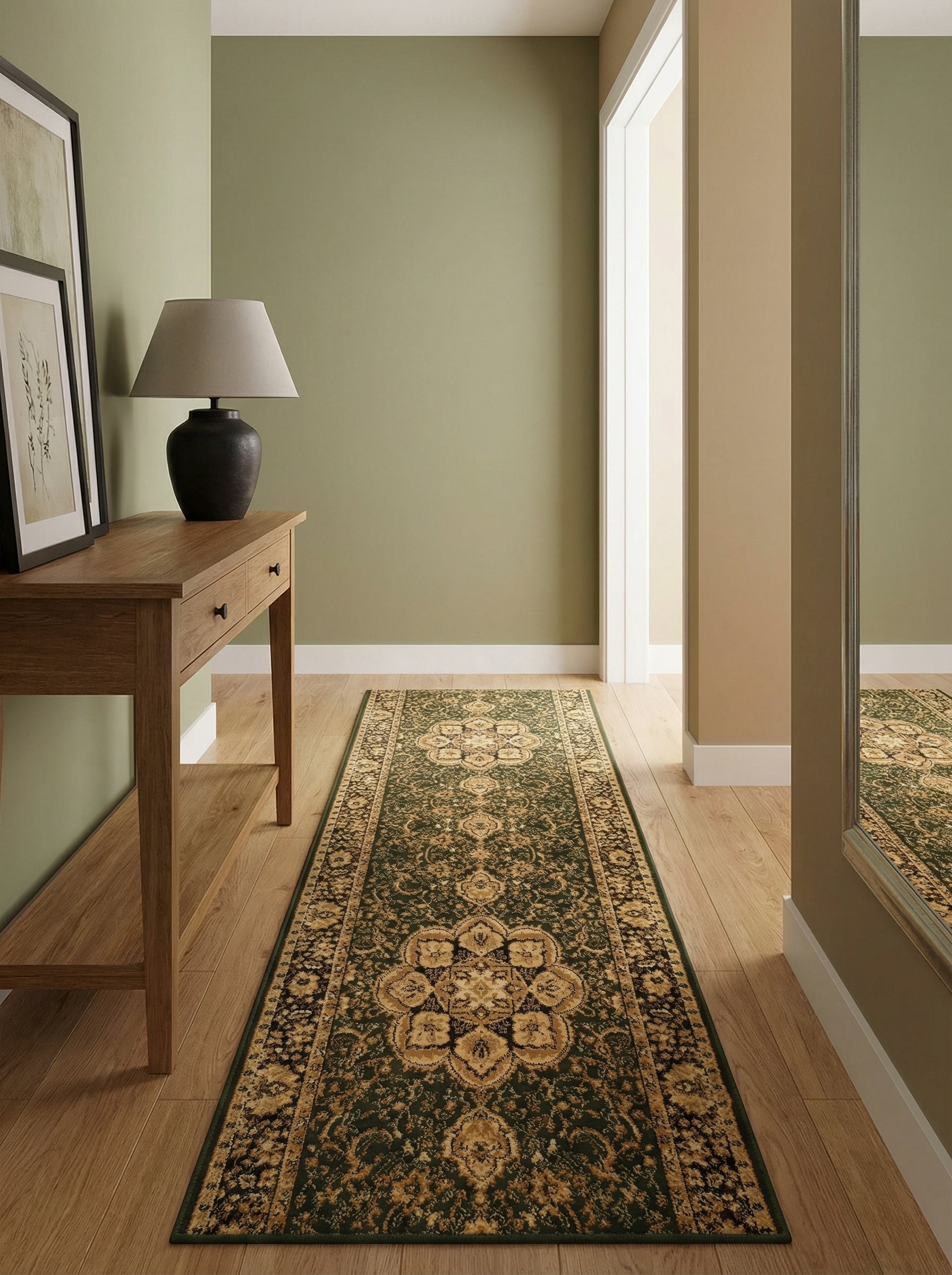 Tapis de couloir vert foncé à motifs floraux dorés et beiges, posé sur un parquet dans une entrée élégante